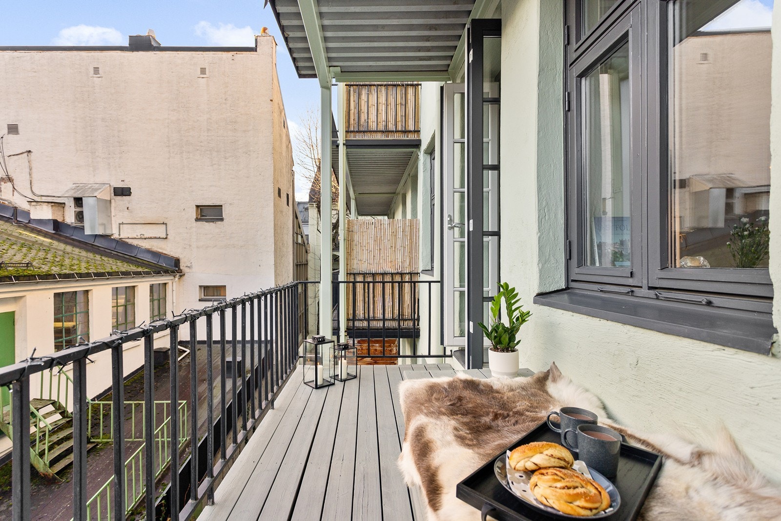 Fra stuen er det utgang til en sydvendt balkong på ca. 6 kvm. Galleribilde