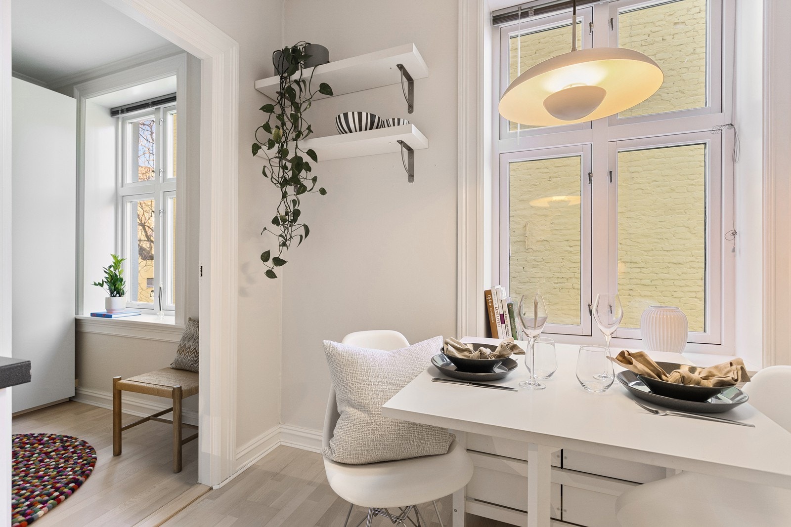 Innenfor kjøkkenet er leilighetens soverom. Galleribilde