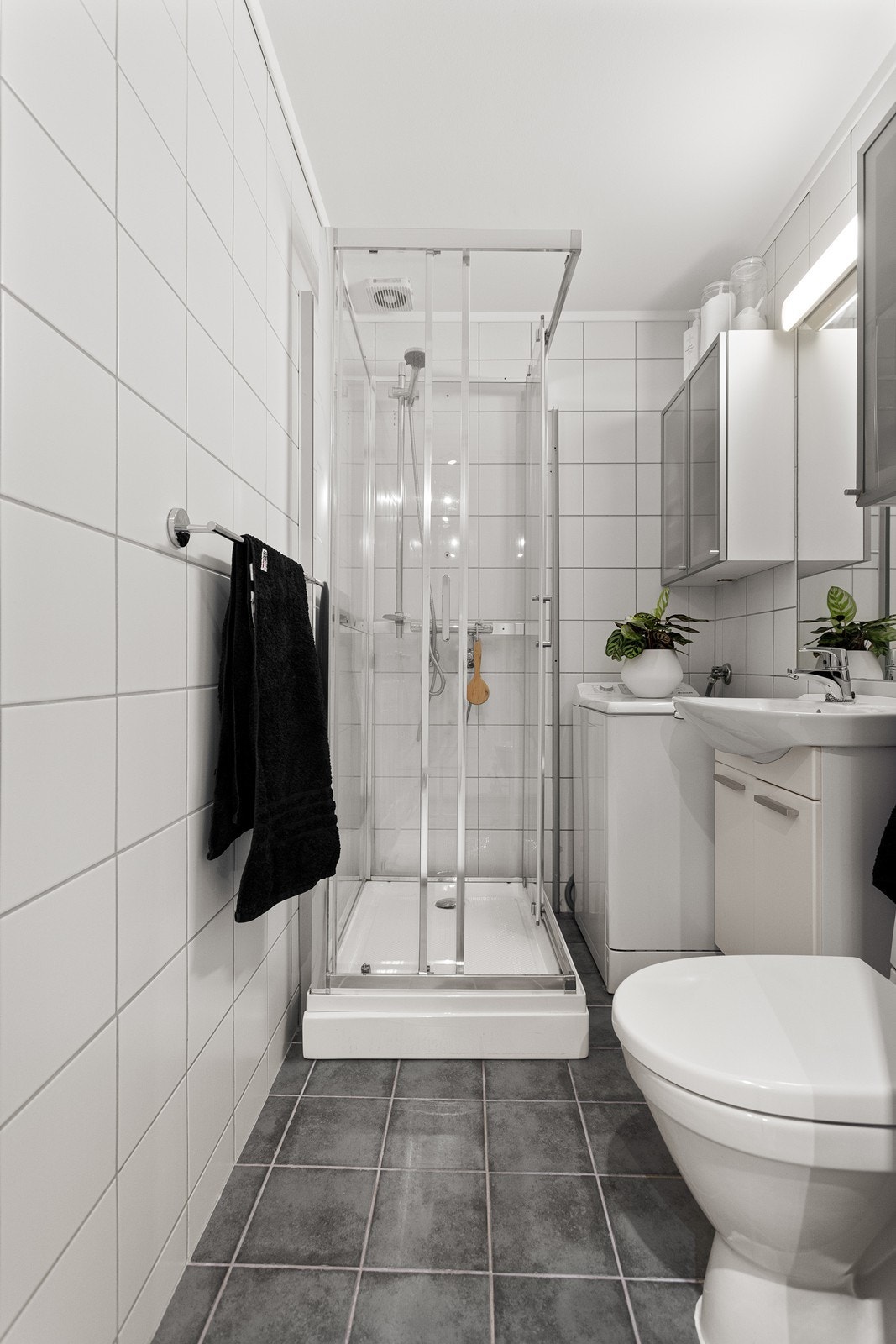 Badet fremstår som velholdt og har varmekabler i gulvet. Galleribilde