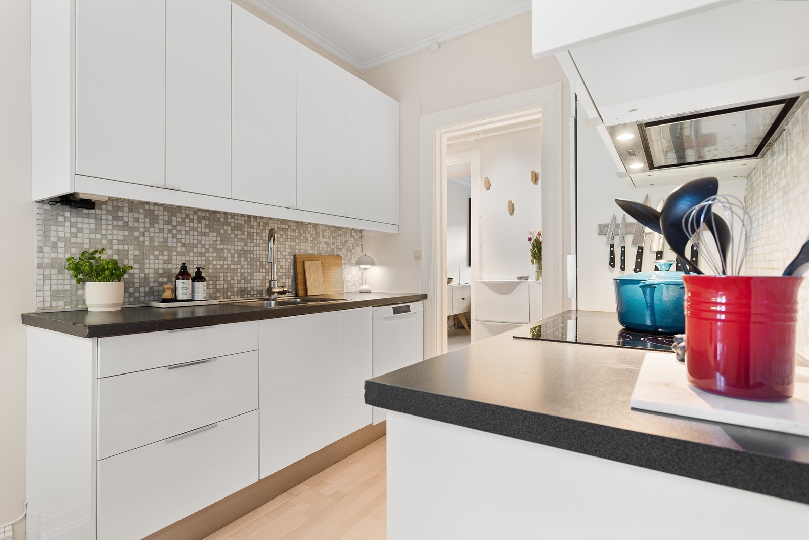 Kjøkkenet har god lagringsplass i skap og skuffer. Galleribilde