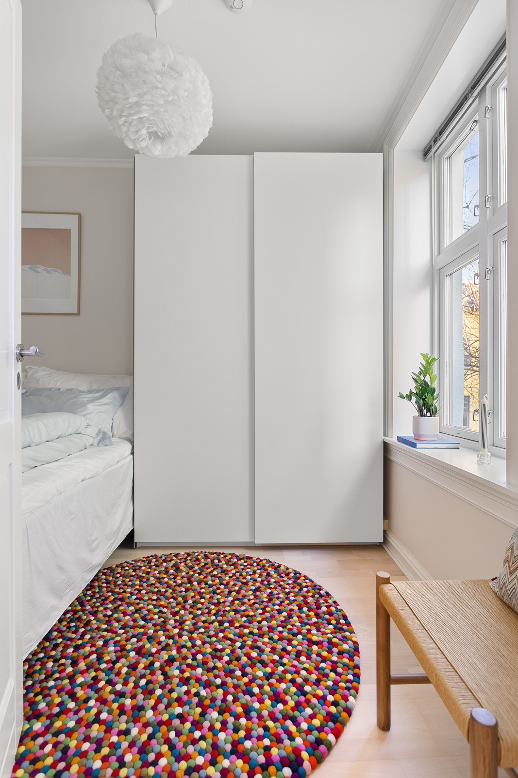 Soverommet har god lagringsplass i et garderobeskap. Galleribilde