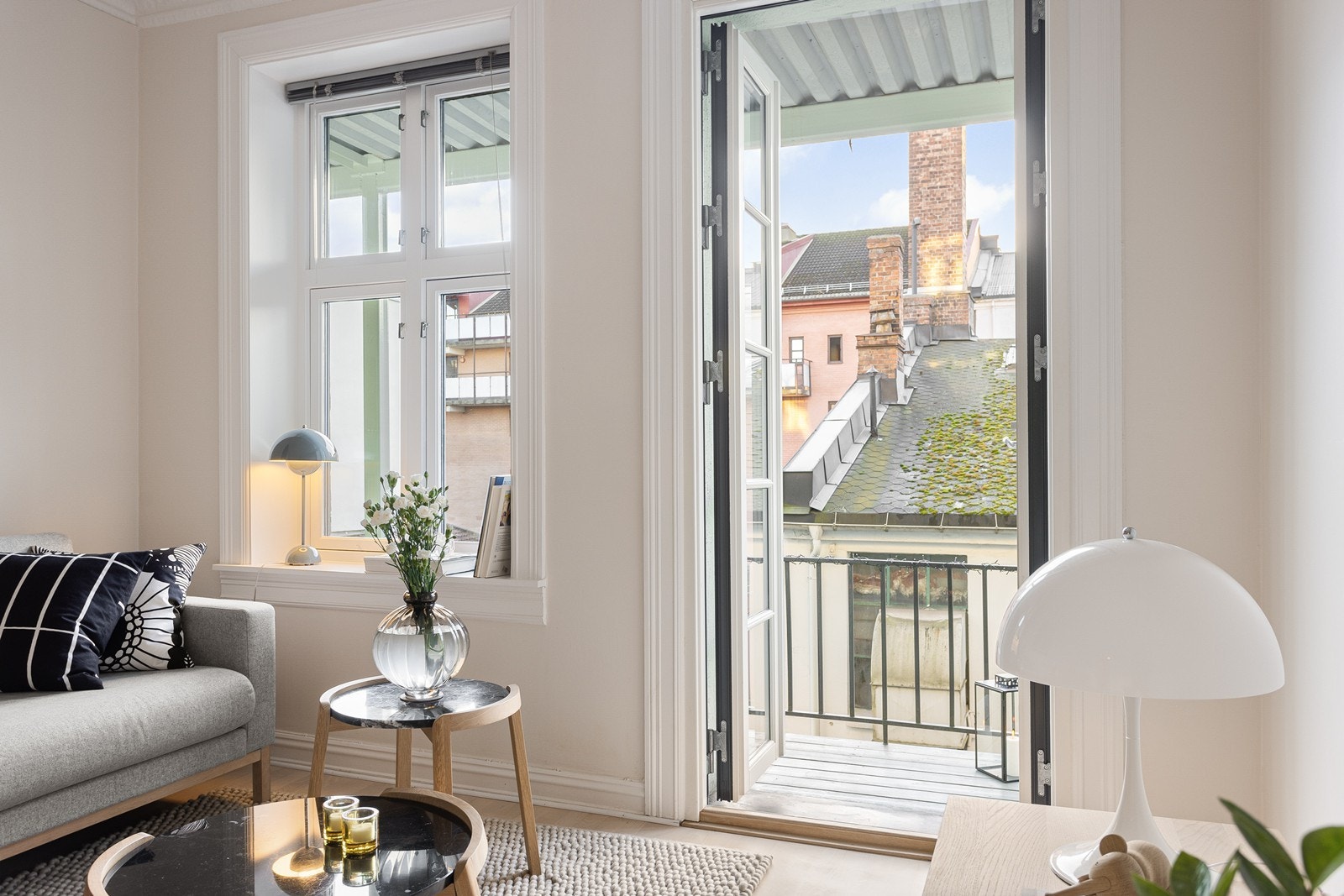 Hele leiligheten vender mot indre gårdsrom og rolige omgivelser. Galleribilde