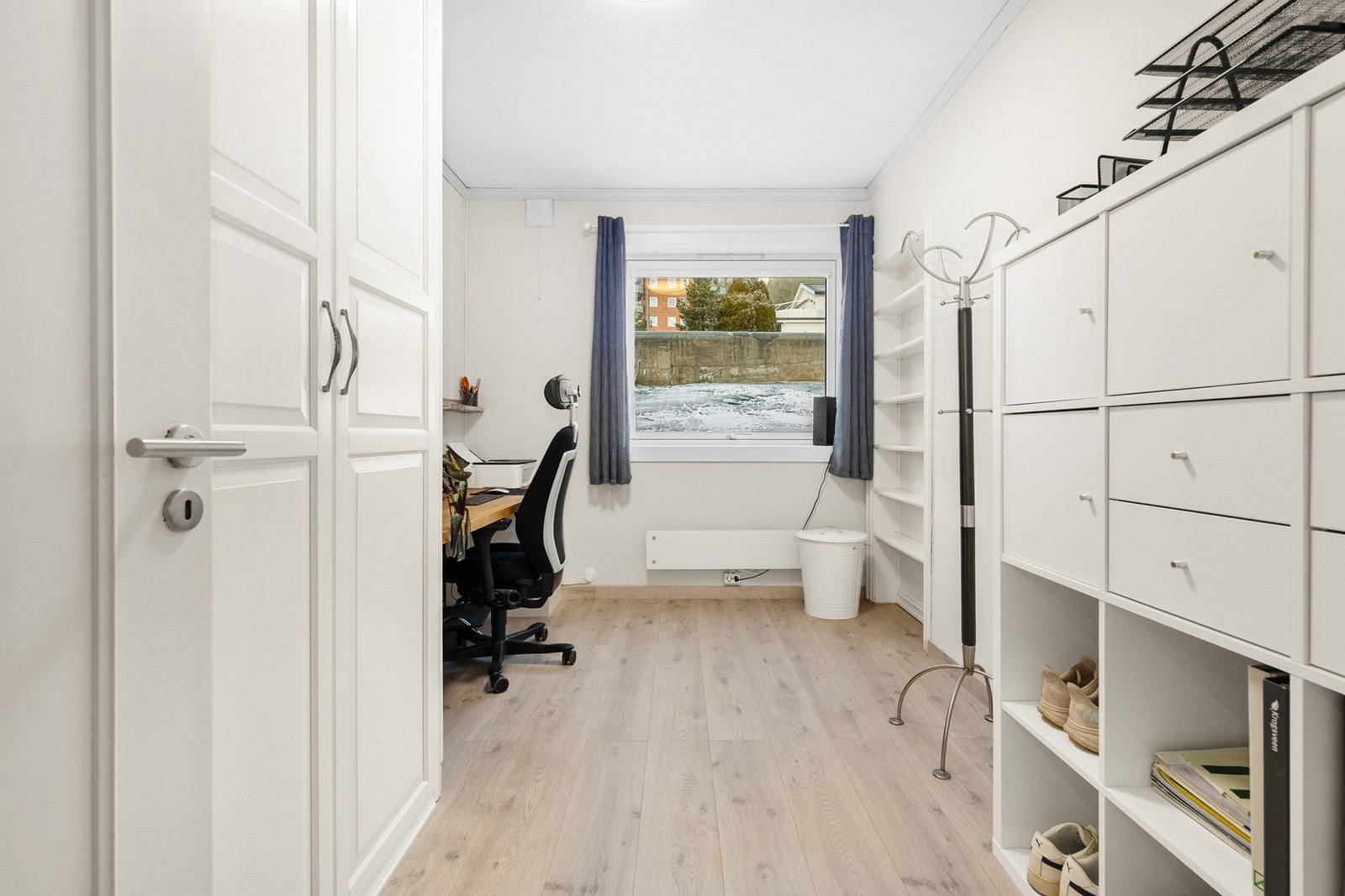 Soverom 2 er også av fin størrelse og har god plass til seng og garderobe Galleribilde