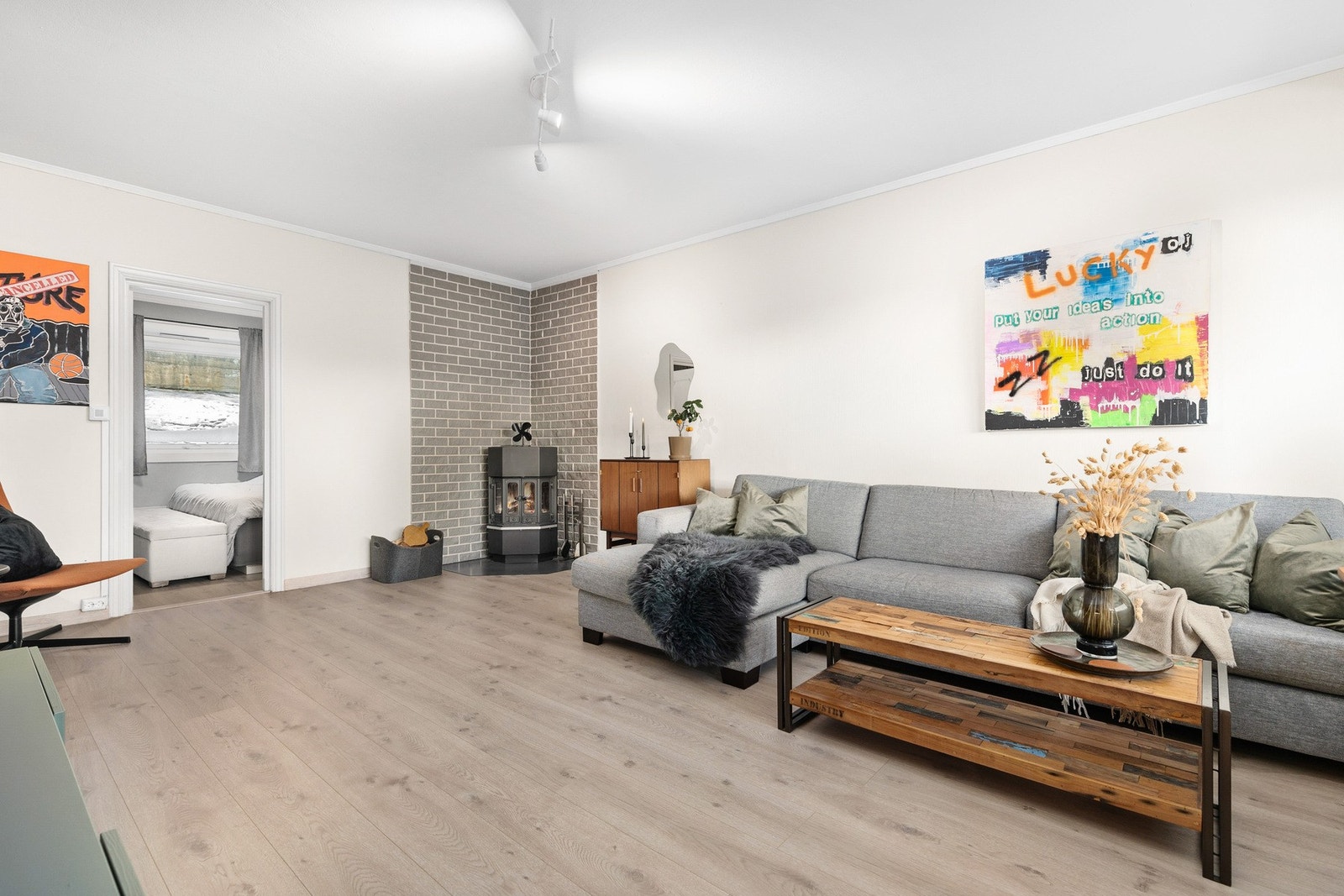 Rommet har fin plass til sofagruppe og annet møblement Galleribilde