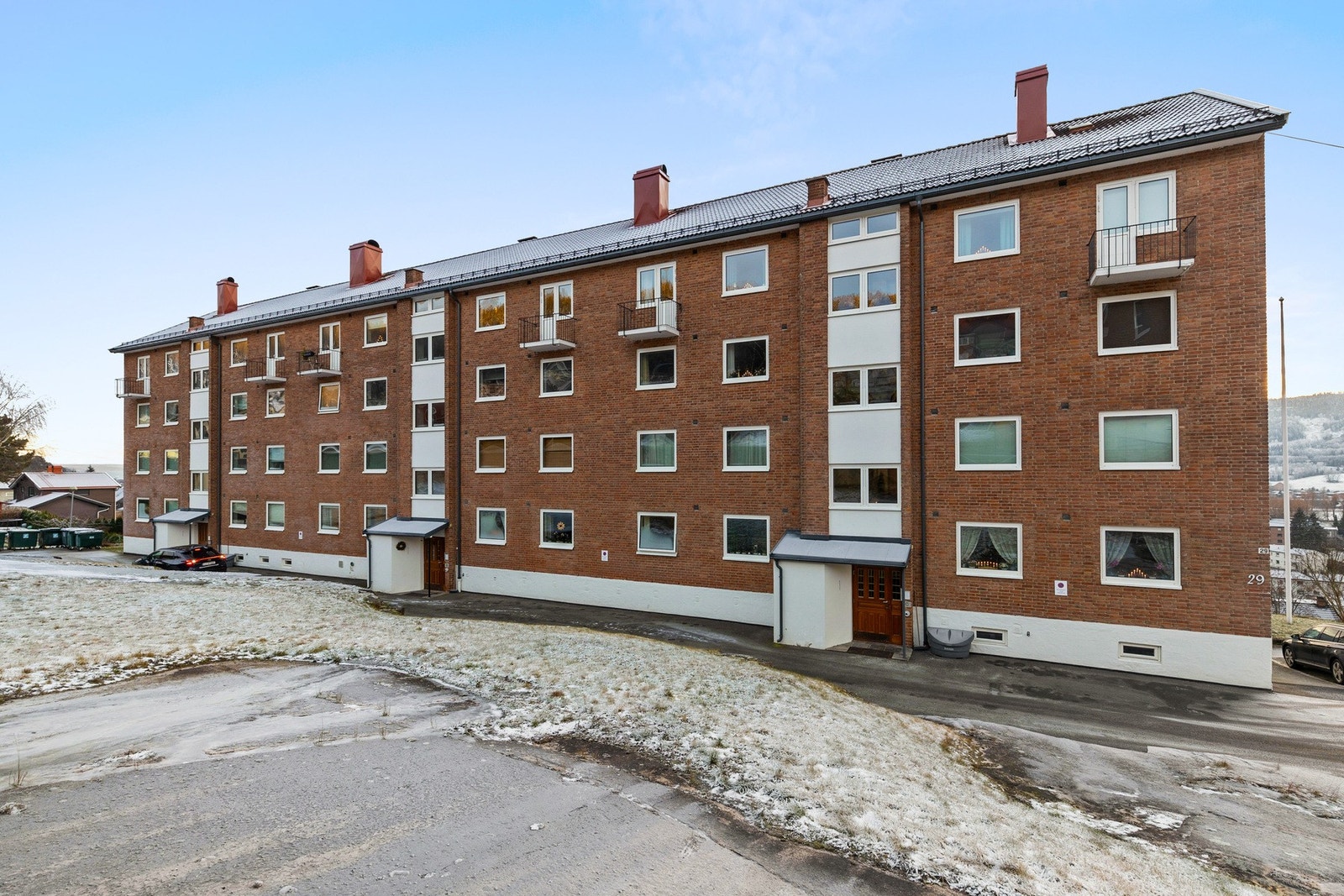 Det er felles overbygget inngangsparti med videre trappeadkomst til leilighetens etasjeplan (1. etasje) Galleribilde
