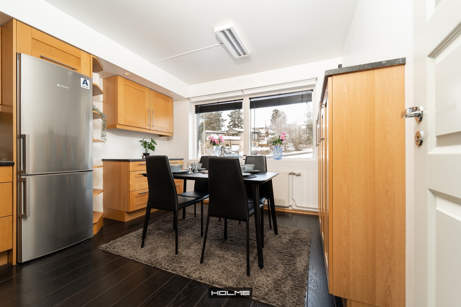 På kjøkkenet er det gode vindusflater, samt god plass til spisebord hvor venner og familie kan samles for hyggelige selskap. Galleribilde