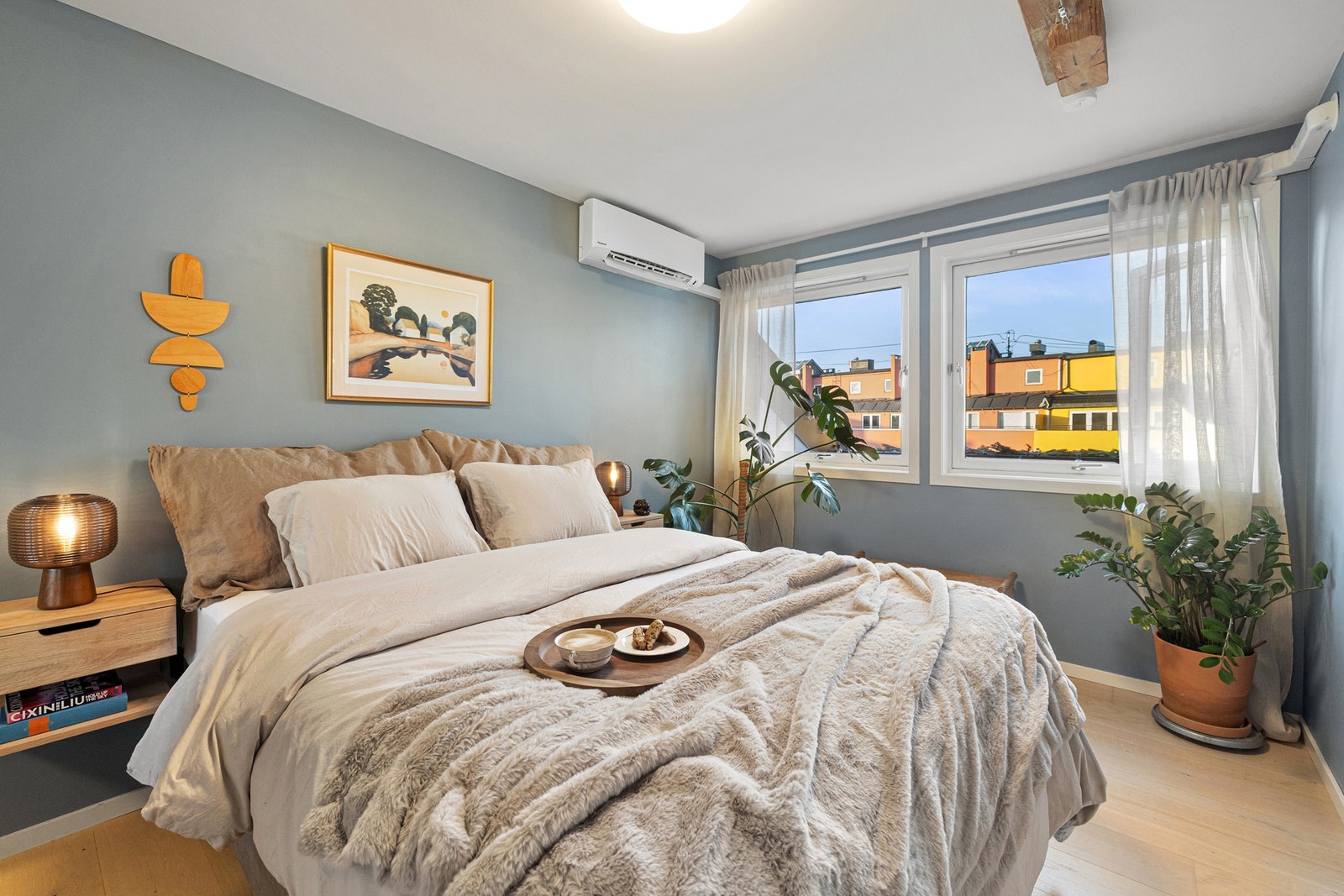 Boligens hovedsoverom er romslig og lyst, med store vindusflater som vender ut mot en rolig bakgård - perfekt for en god natts søvn. Galleribilde