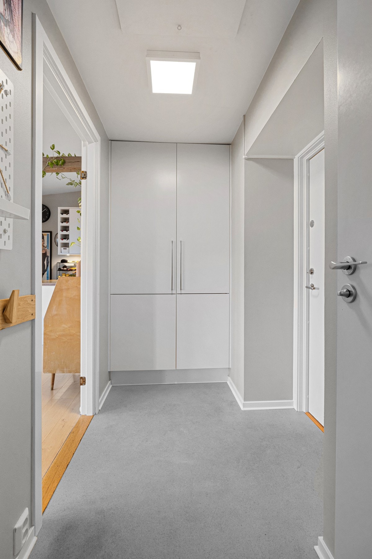 Entréen gir et flott førsteinntrykk med sin luftige atmosfære og gjennomtenkte løsninger. Her finner du et praktisk, innebygd garderobeskap med rikelig oppbevaringsplass til yttertøy og sko. Galleribilde
