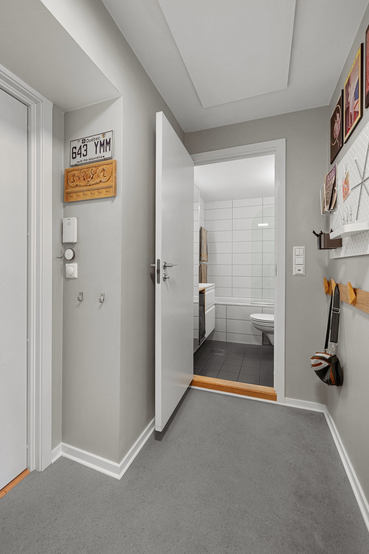I toppetasjen møter du en romslig og lys entré som setter tonen for resten av boligen. Galleribilde