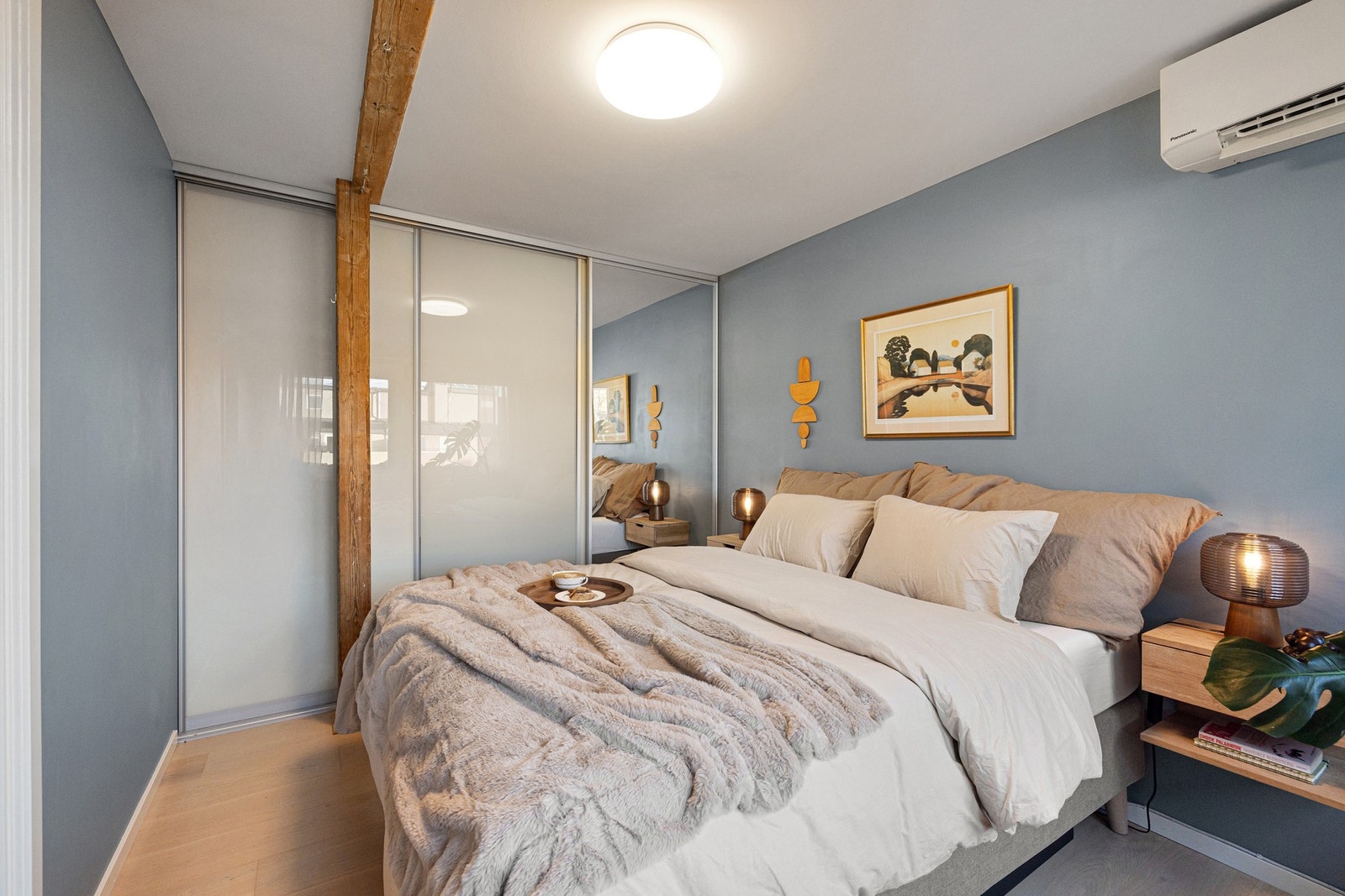 Det er godt med plass til dobbeltseng, nattbord og øvrig møblering. Praktiske skyvedører leder inn til en romslig garderobeløsning med rikelig oppbevaringsplass. Galleribilde