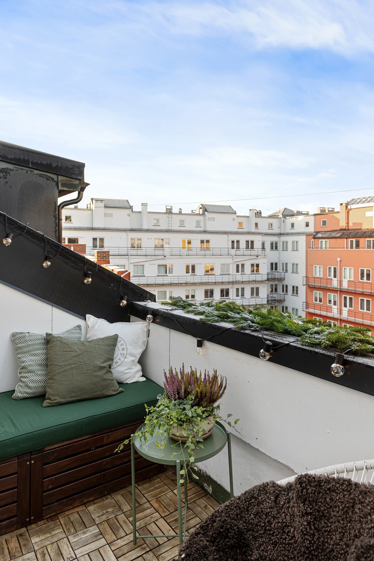 Her er det godt med plass til sittemøblement, slik at du kan nyte alt fra morgenkaffen til avslappende stunder i kveldssolen. Galleribilde