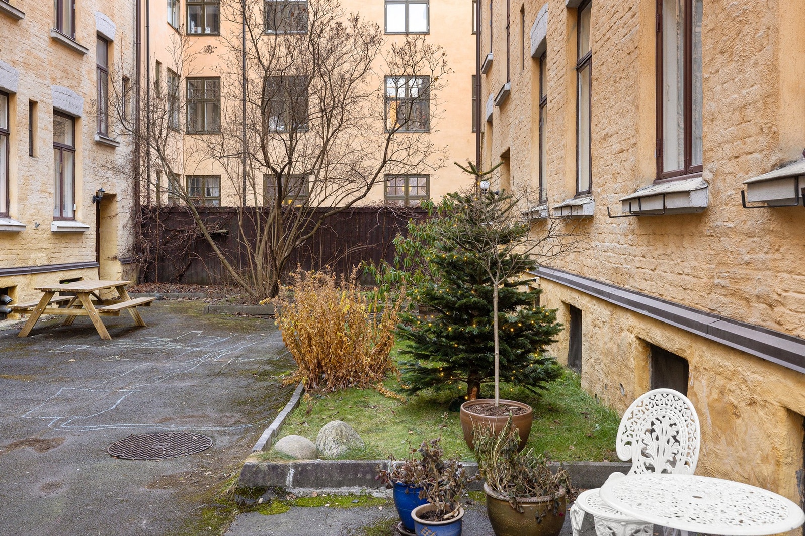 Boligen ligger i indre gård og er med det skjermet fra bylivet på ettertraktede Majorstuen. Galleribilde