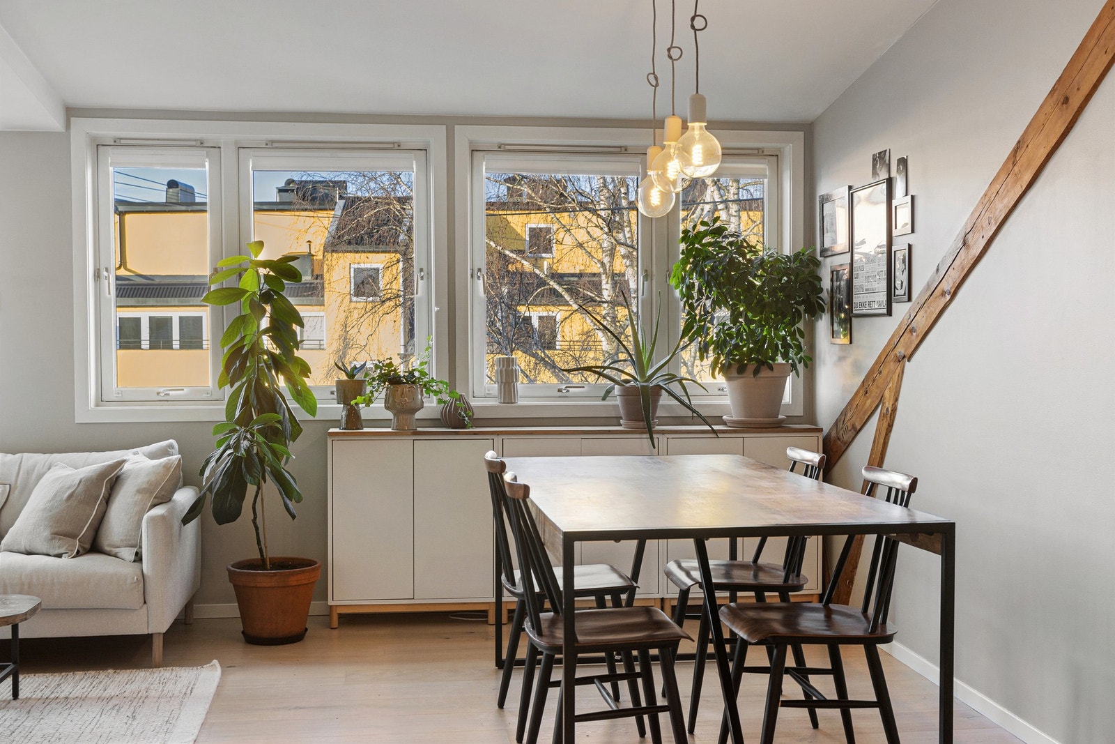Dette er en stue som virkelig inviterer til hygge, trivsel og gode stunder. Galleribilde