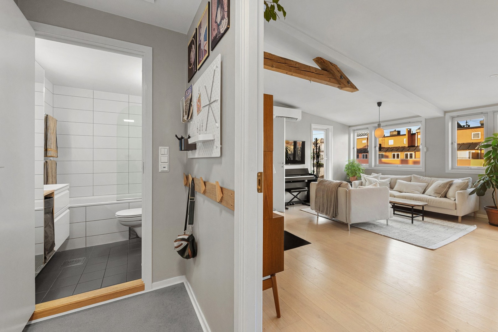 Her får du en tiltalende bolig som kombinerer funksjonalitet, sjarm og attraktiv beliggenhet. En ideell leilighet for deg som ønsker en moderne og komfortabel livsstil! Galleribilde