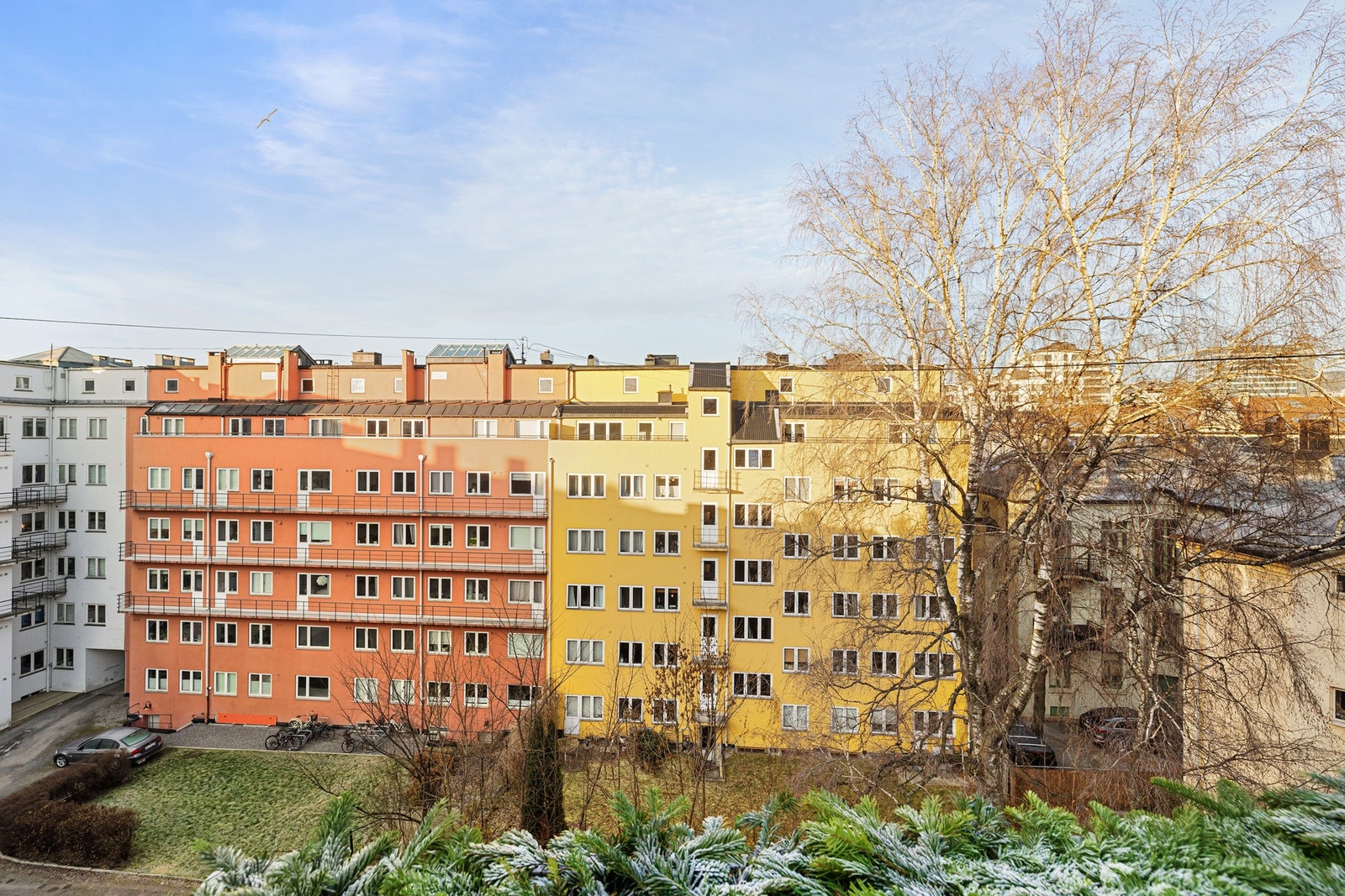 Takterrassen har utsyn over en stille og rolig bakgård, noe som gir en behagelig og skjermet atmosfære. Galleribilde