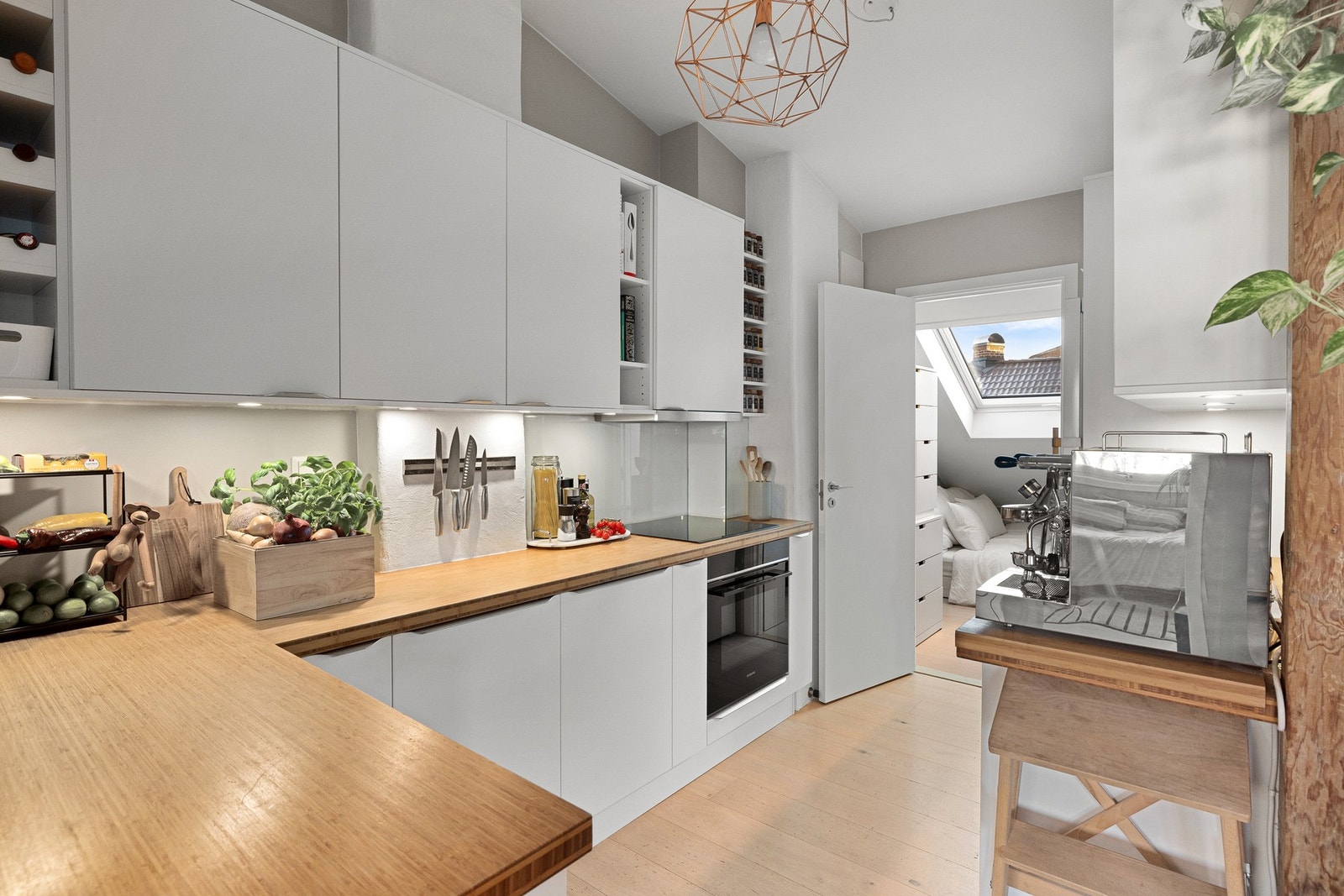 Dette moderne og elegante kjøkkenet fra Norema kombinerer tidløs design med høy funksjonalitet. Galleribilde