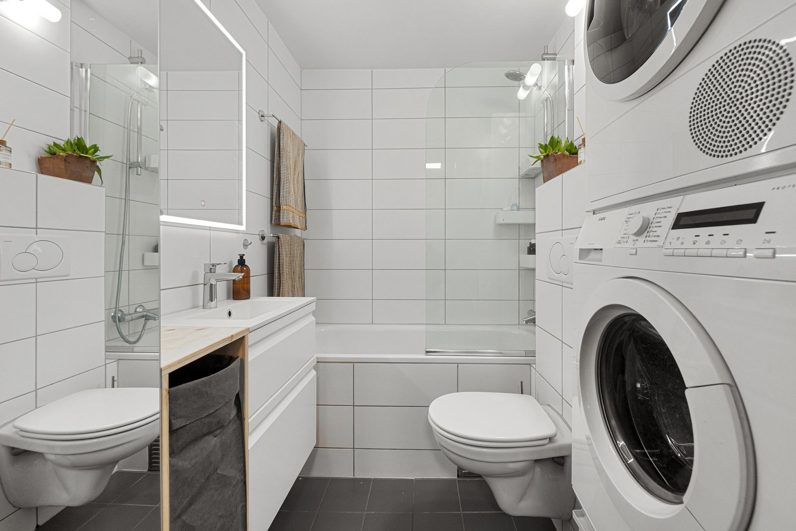 Stilfullt bad fra 2012 som kombinerer kvalitet og funksjonalitet. Badet ble oppgradert med ny innredning i 2022. Galleribilde