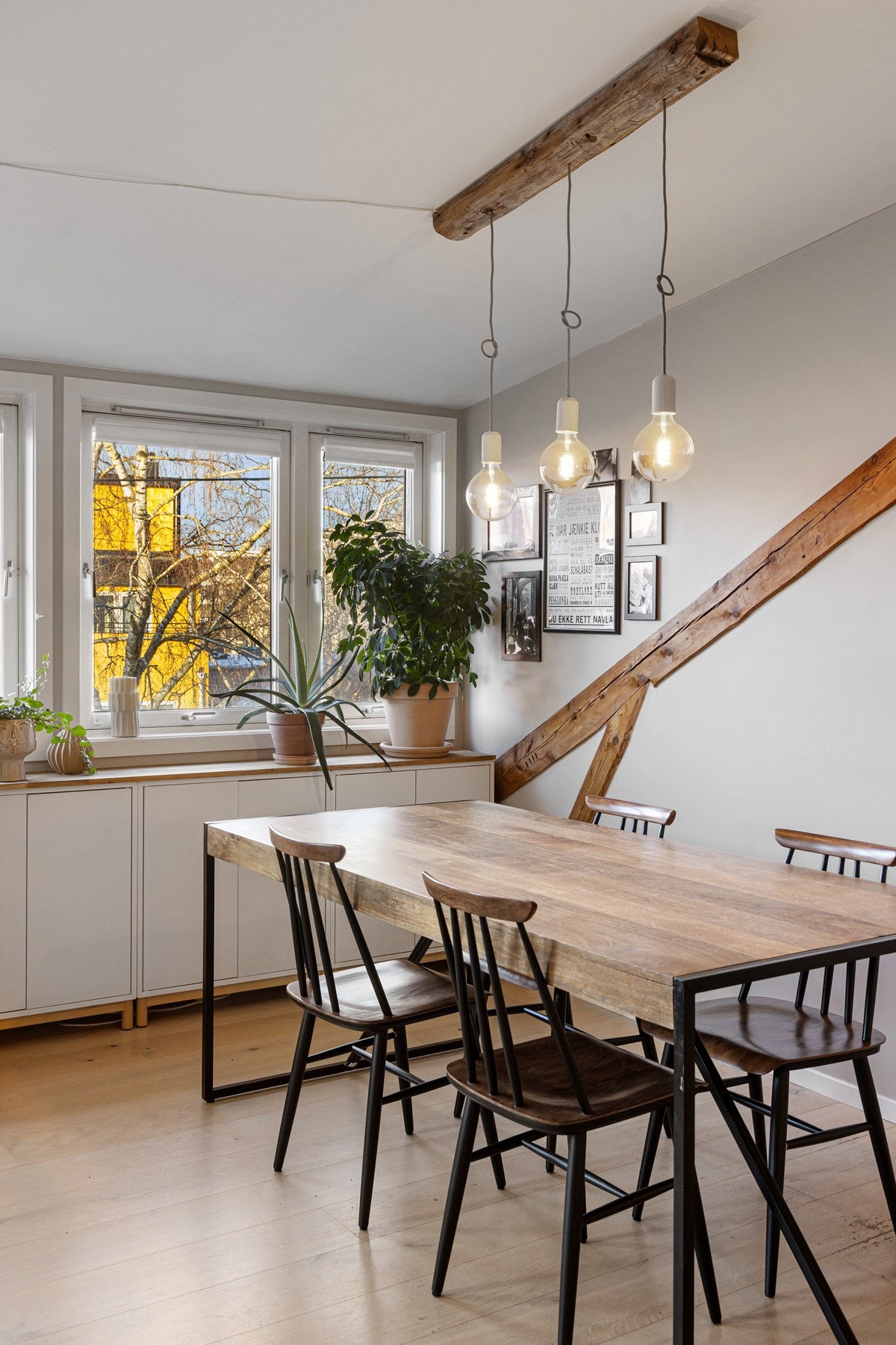 De vakre detaljene, som eksponerte trebjelker og synlig mur på enkelte partier, tilfører sjarm og karakter til rommet. Galleribilde