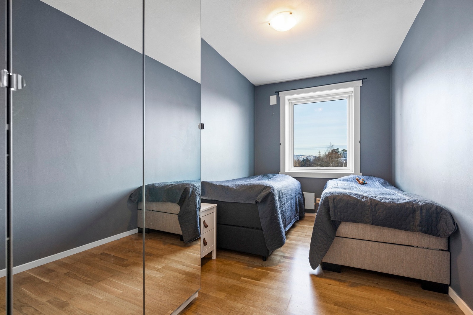 Soverom nr. 2 med plass til dobbeltseng og garderobeskap. Galleribilde