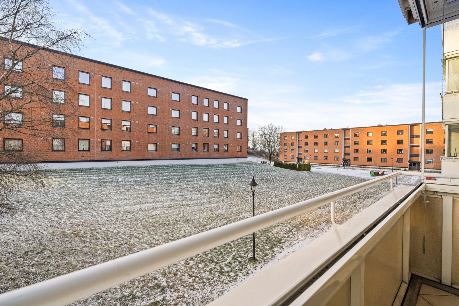 Hyggelig utsyn over borettslagets grøntarealer. Galleribilde