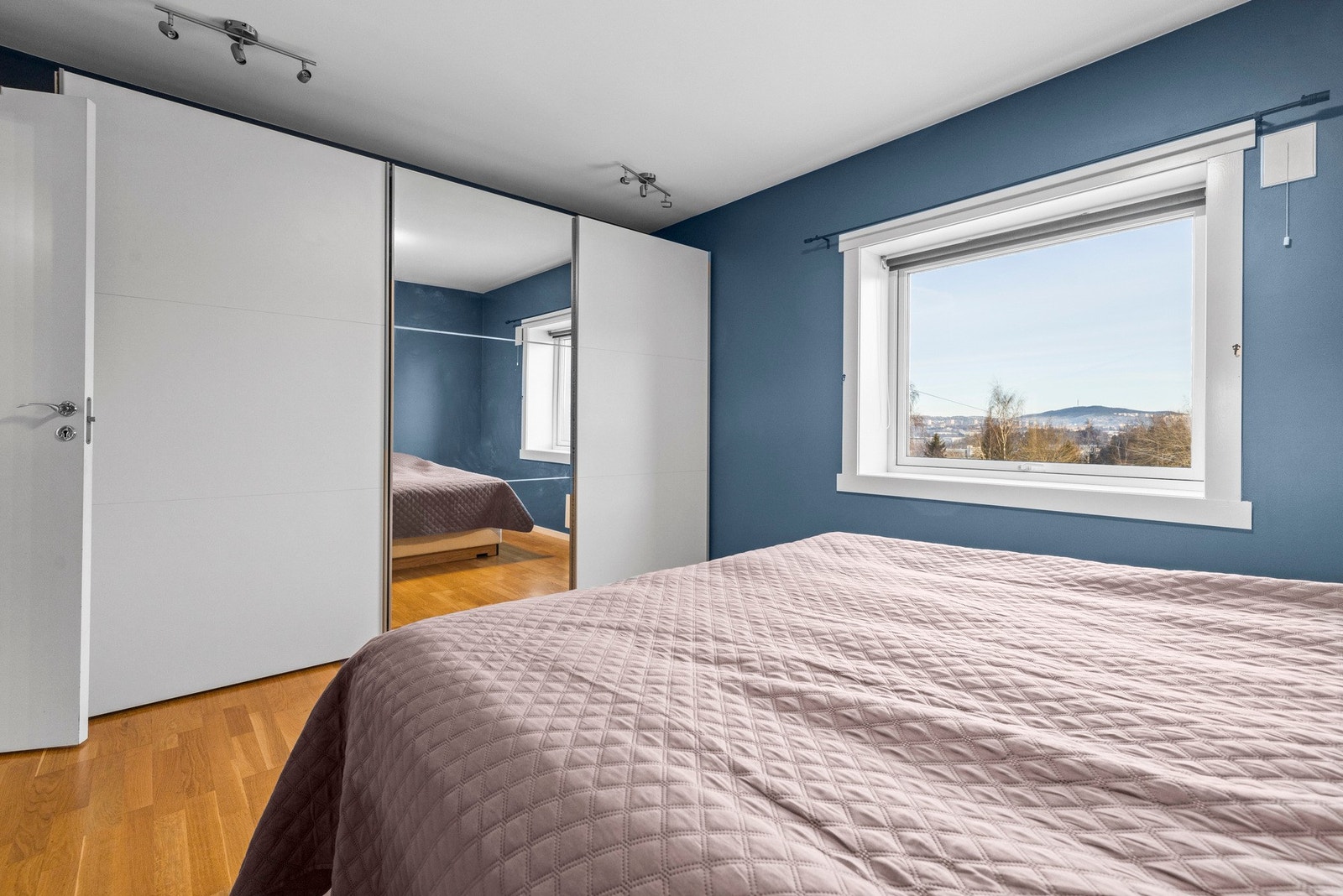 Sort garderobeskap for klesoppbevaring på hovedsoverom. Galleribilde