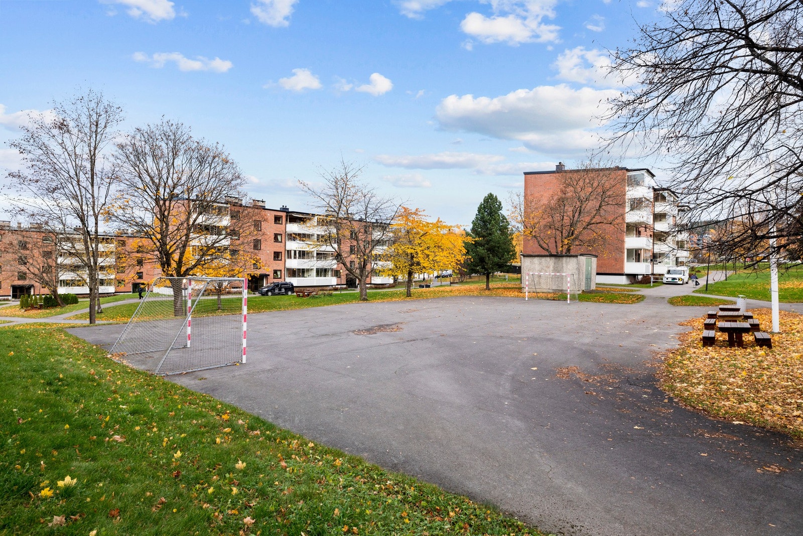 Pent opparbeidede fellesarealer med lekeplass, grøntareal og sittebenker. Galleribilde