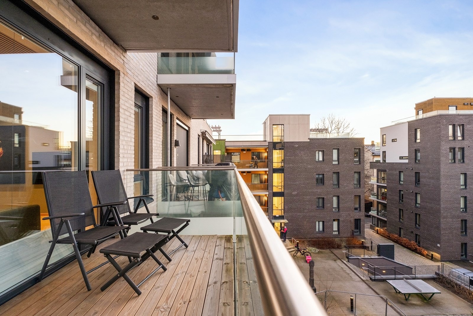 Rolig beliggenhet midt på Løkka - Solrikt med dag og ettermiddagssol Galleribilde