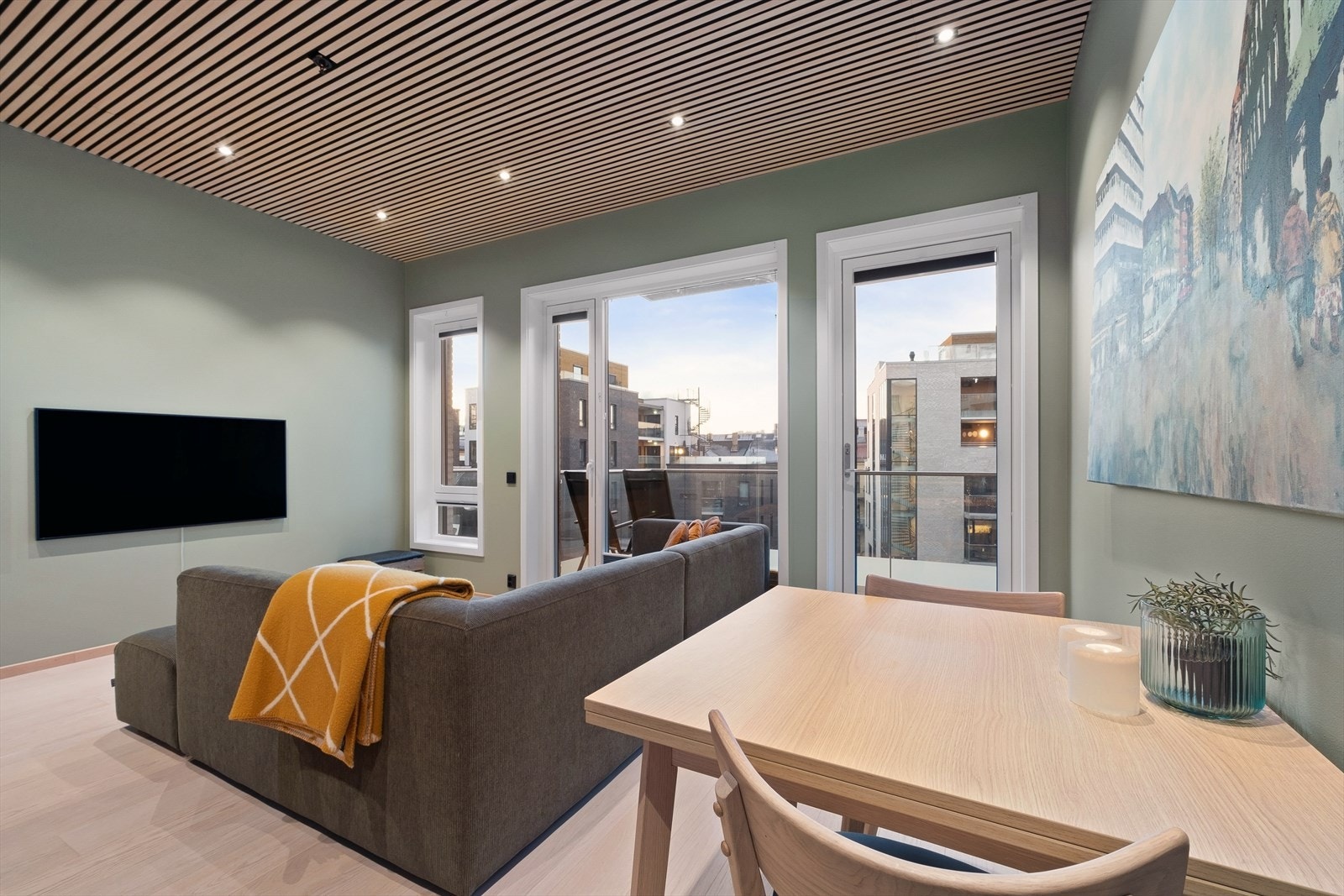 Flotte spiler i taket med utstrakt bruk av downlights. Galleribilde