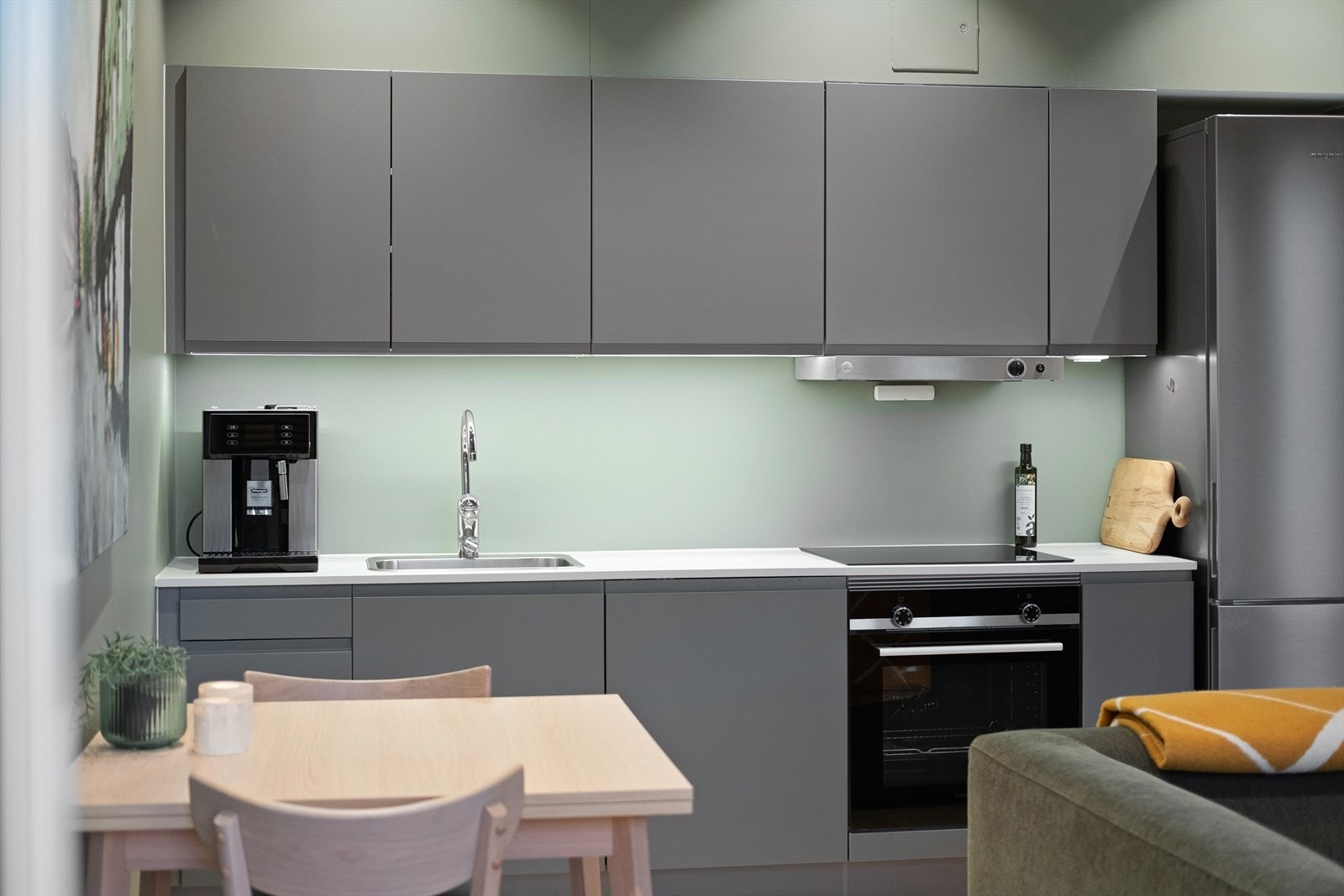 Stilrent og moderne kjøkken med slette fronter og laminat benkeplate. Integrert stekeovn, nedfelt induksjonstopp, oppvaskmaskin og nisje til kjøleskap. Galleribilde