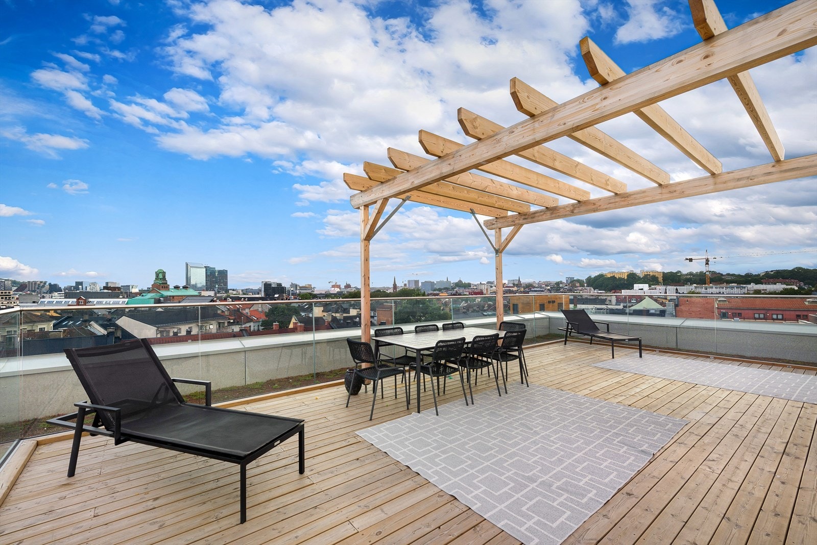 Felles og imponerende takterrasse med flere sittegrupper (ARKIVBILDE) Galleribilde