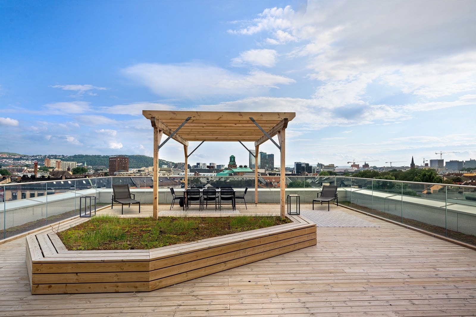 Felles og imponerende takterrasse med flere sittegrupper (ARKIVBILDE) Galleribilde
