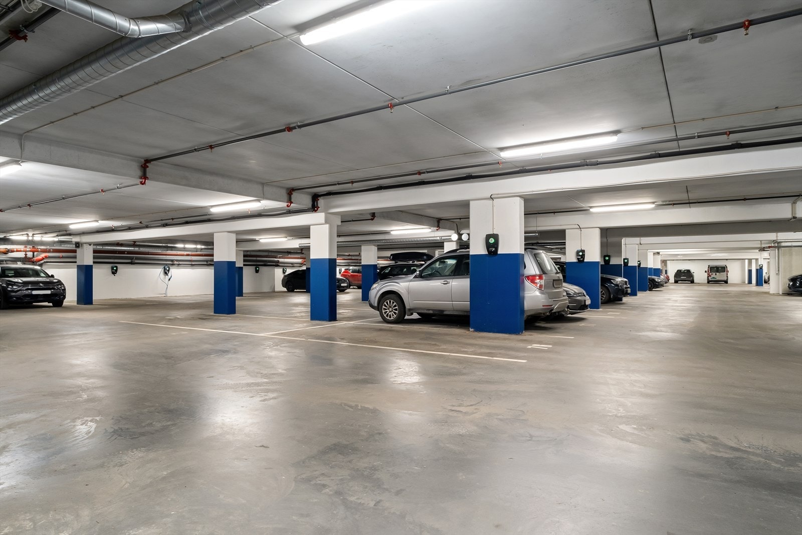 Felles garasjeanlegg med gode muligheter for leie av plass. Galleribilde