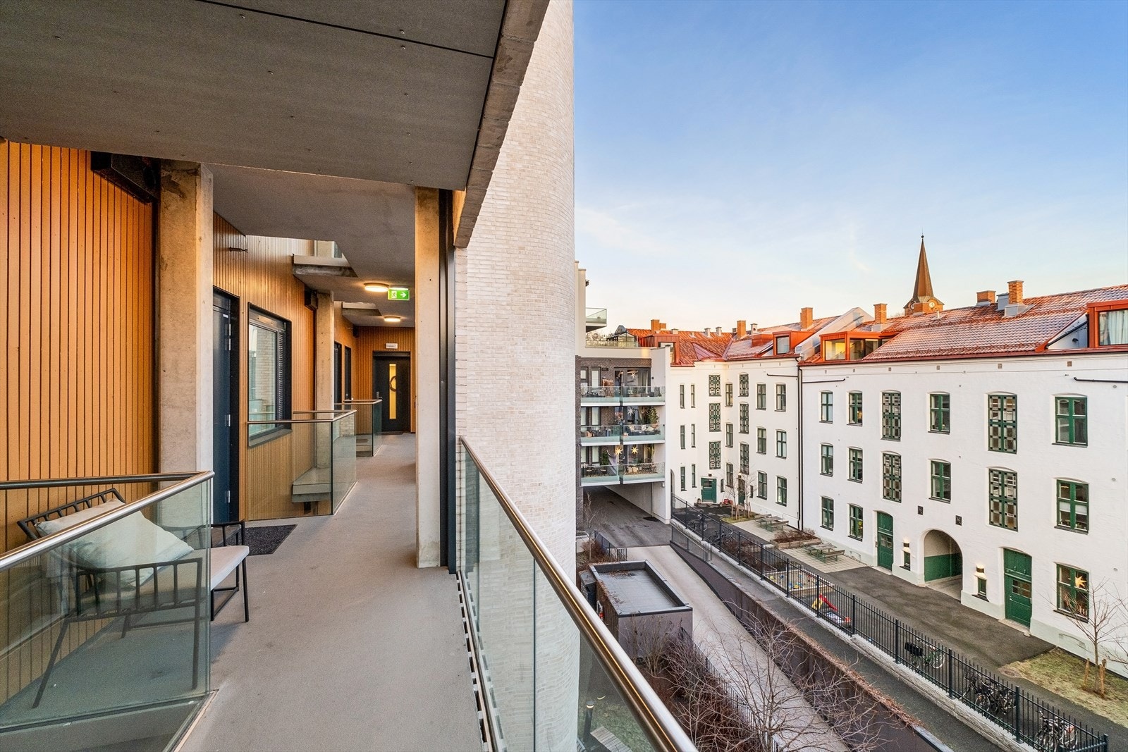 Svalgang med heis- og trappeadkomst - Låst område Galleribilde