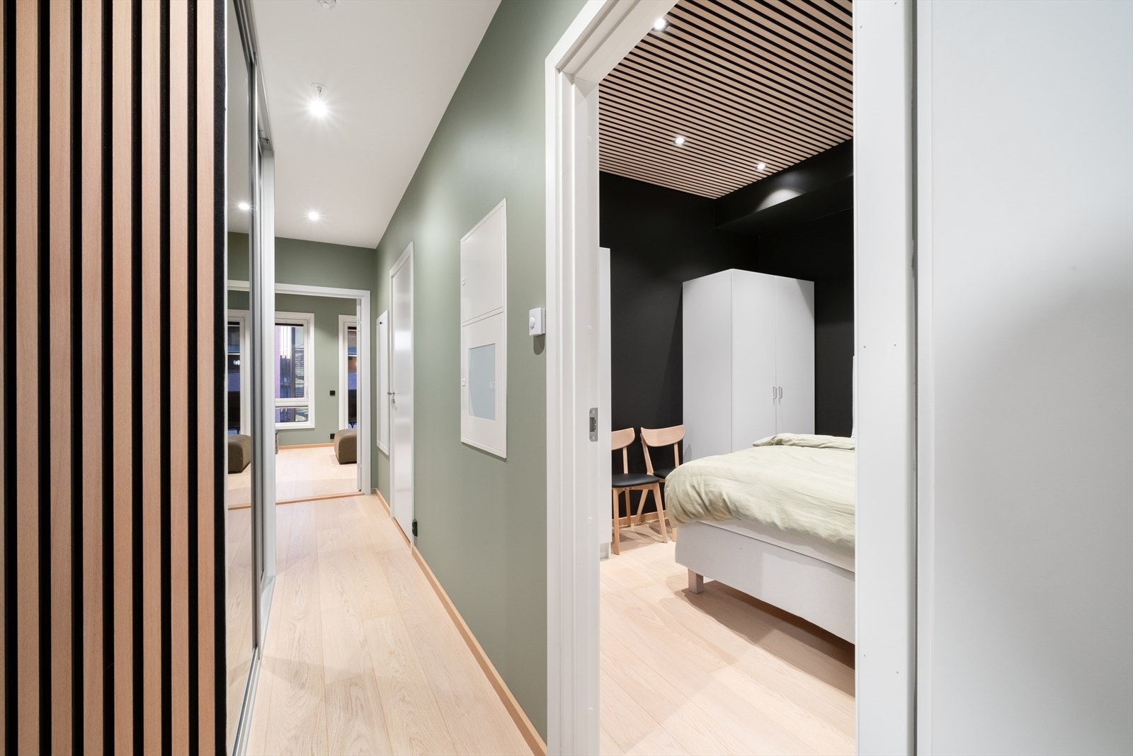 Stor, skyvedørsgarderobe med speilfronter i gangen. Galleribilde