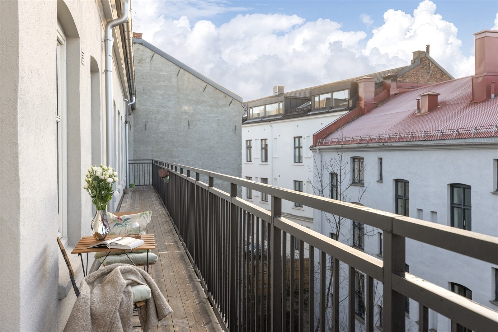 Brannbalkong med sol fra ca 11-21 i følge selger. Galleribilde