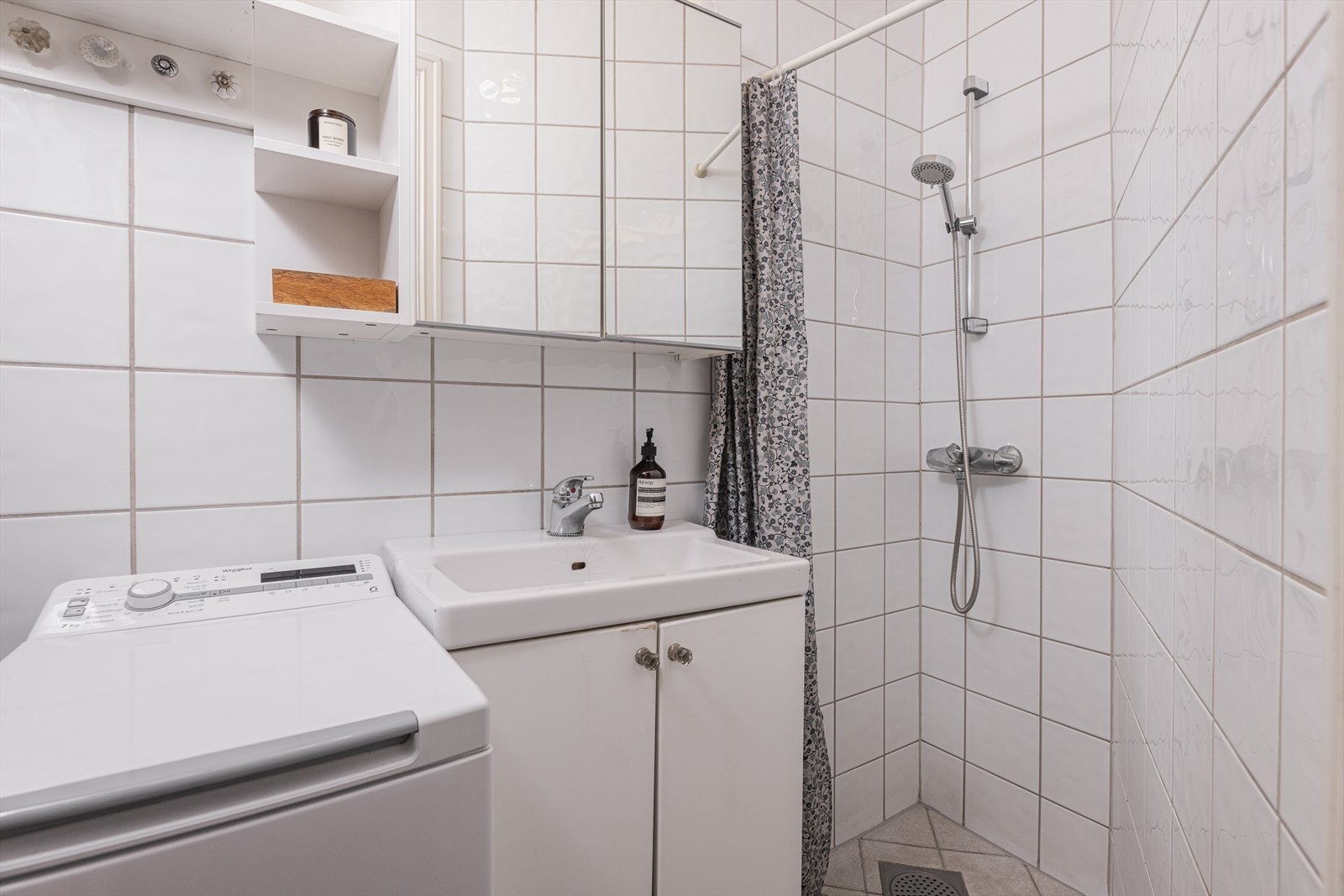 Helfliset bad med varmekabler i gulv. Galleribilde