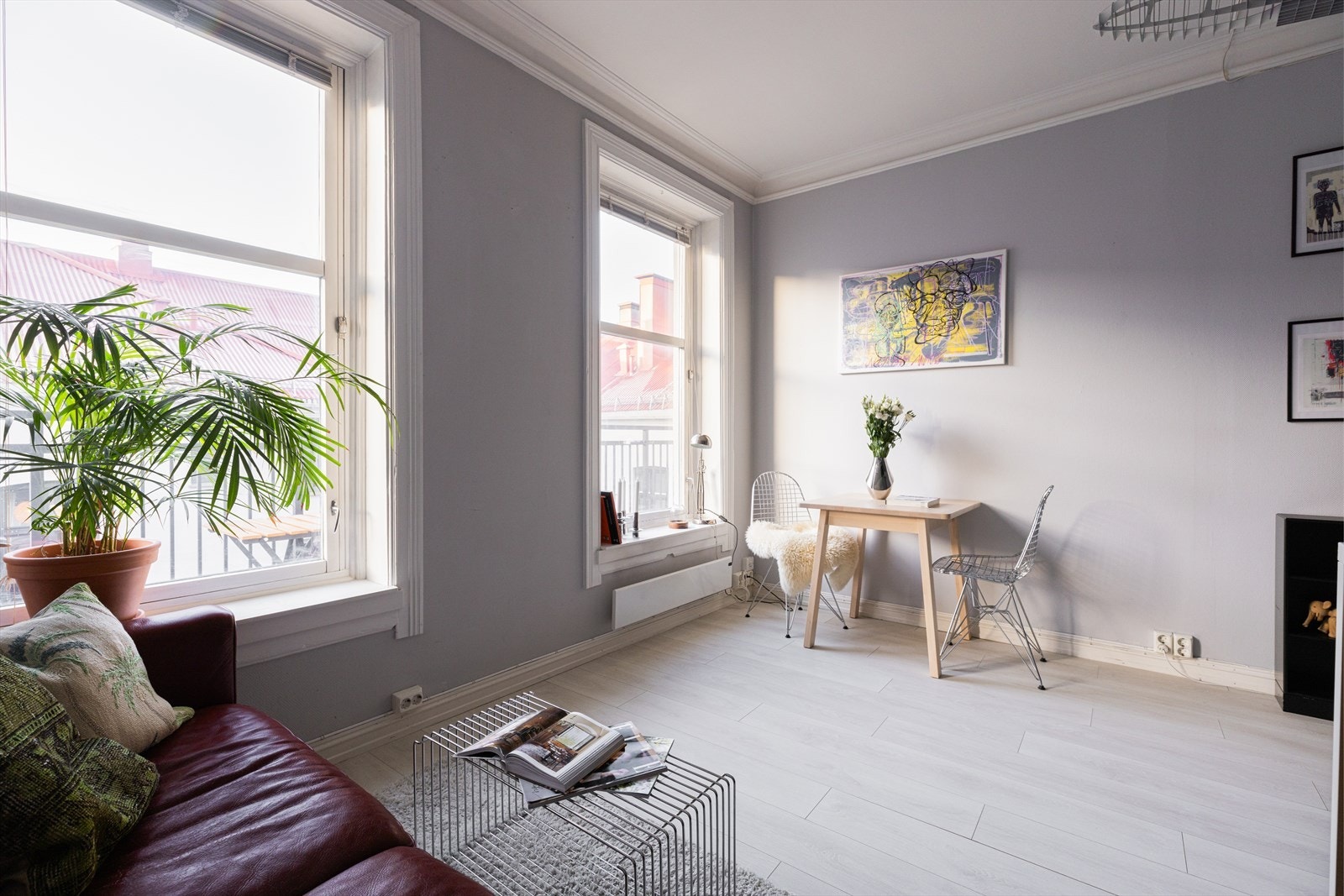 Åpen stue/kjøkken løsning med plass til å møblere i to ulike soner. Galleribilde