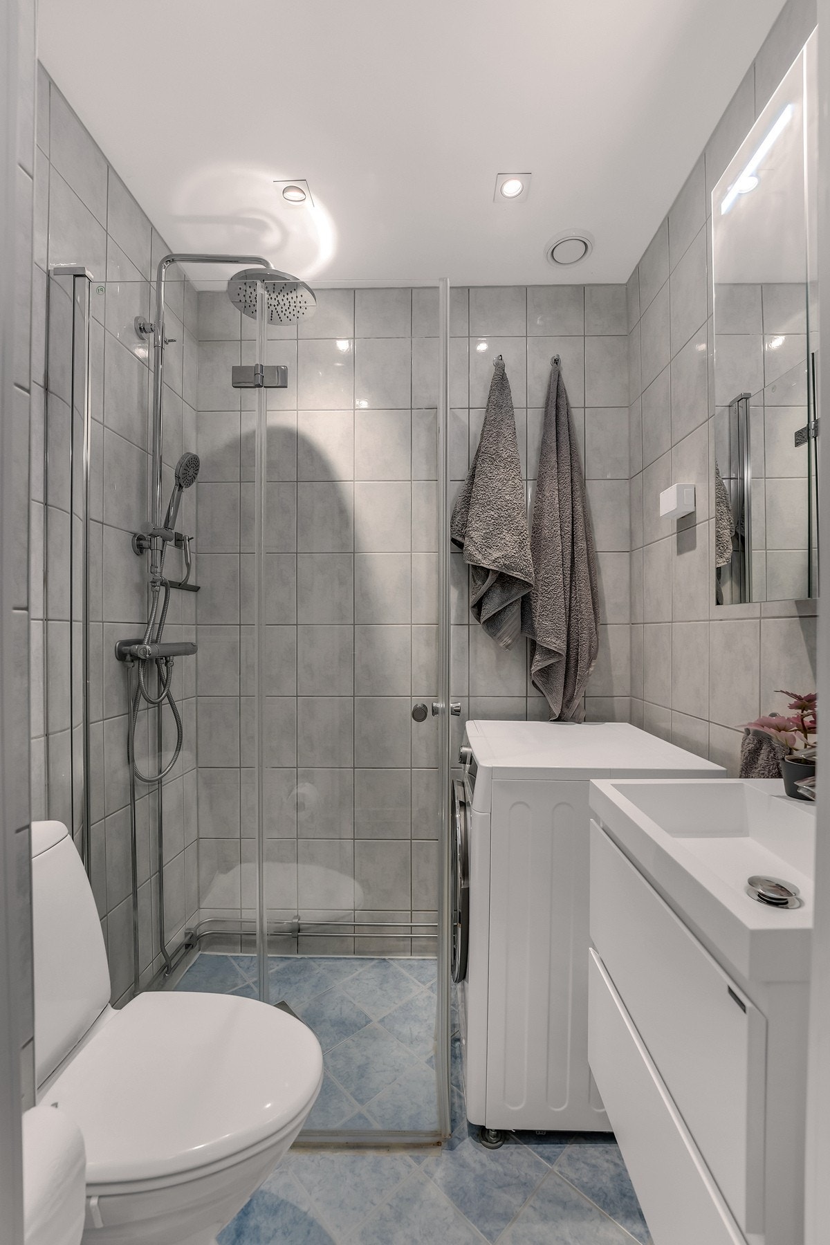 Baderommet inneholder servant, toalett, dusjhjørne og har opplegg for vaskemaskin. Galleribilde