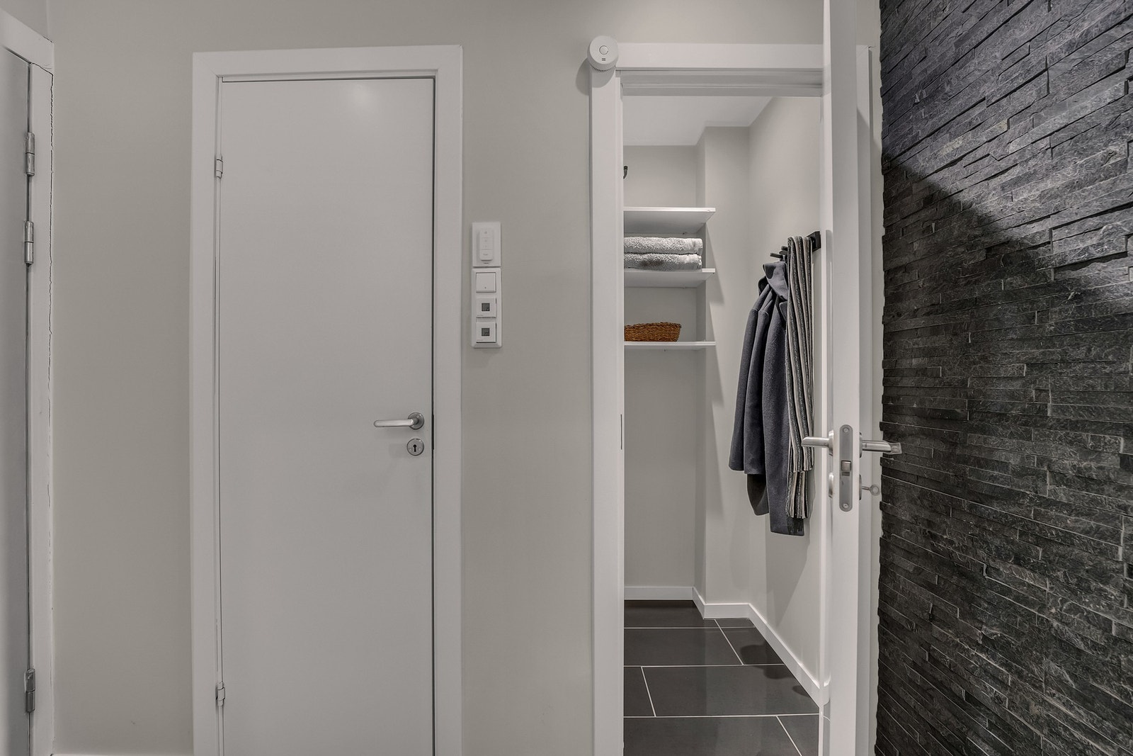 Praktisk innvendig bod med god lagringsplass. Her kan man også enkelt etablere vaskemaskin/tørketrommel. Galleribilde