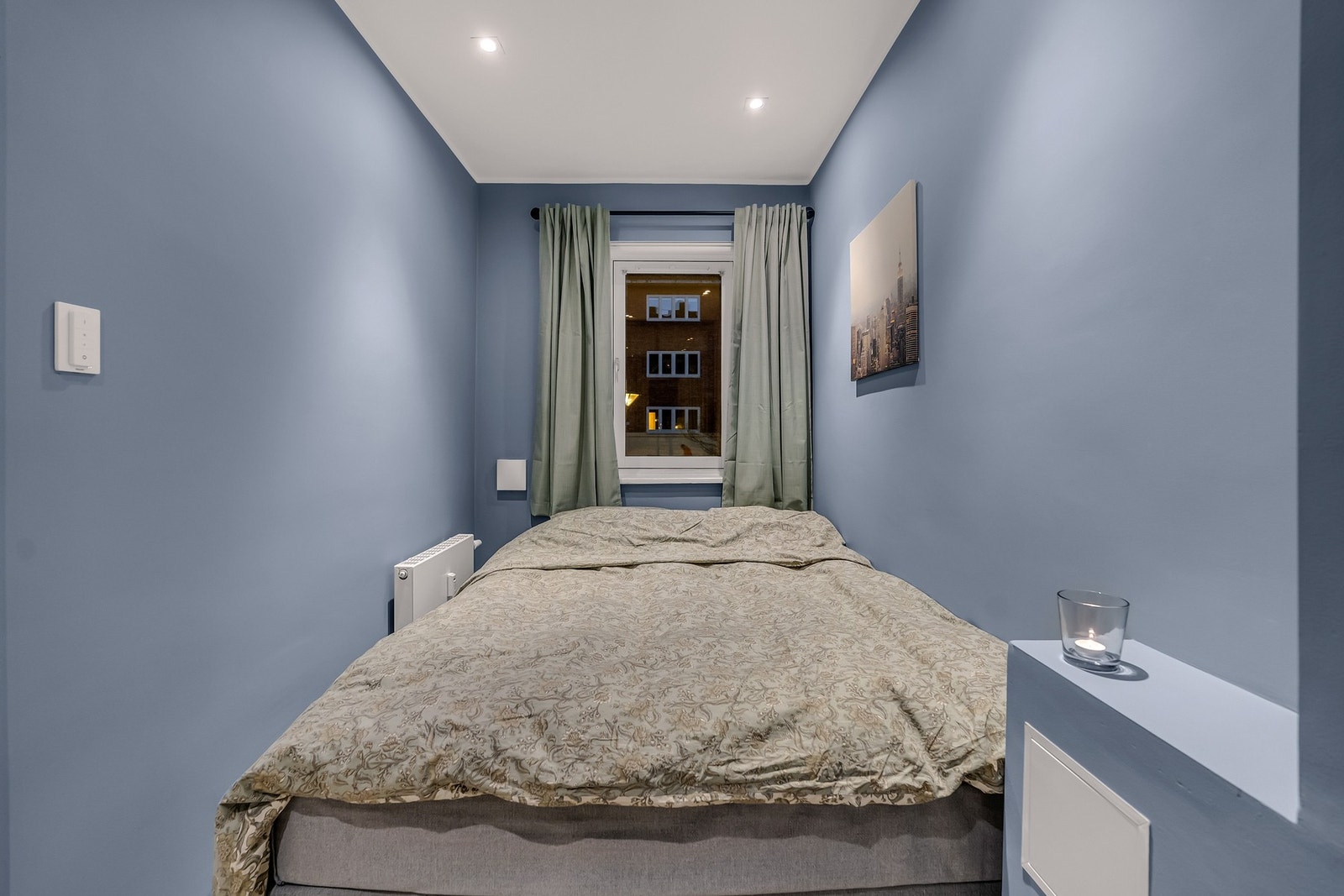 Soverommet har en romslig følelse med god plass til dobbeltseng. Galleribilde