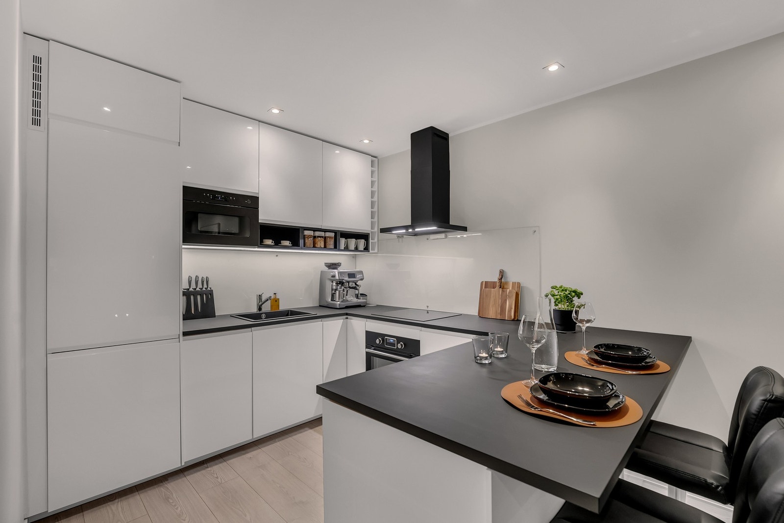 Godt med skap- og benkeplass. Galleribilde