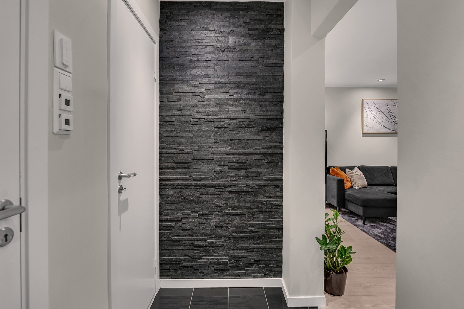 Lys og innbydende entré med god plass til sko og yttertøy. Entréen har fliser på gulv med varmekabler og malte overflater. Galleribilde