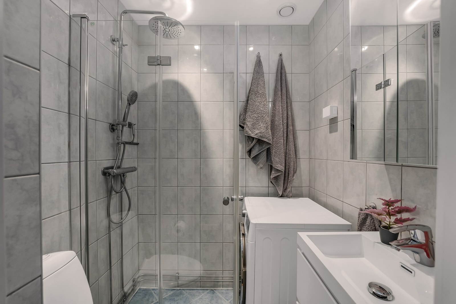 Delikat flislagt bad. Galleribilde