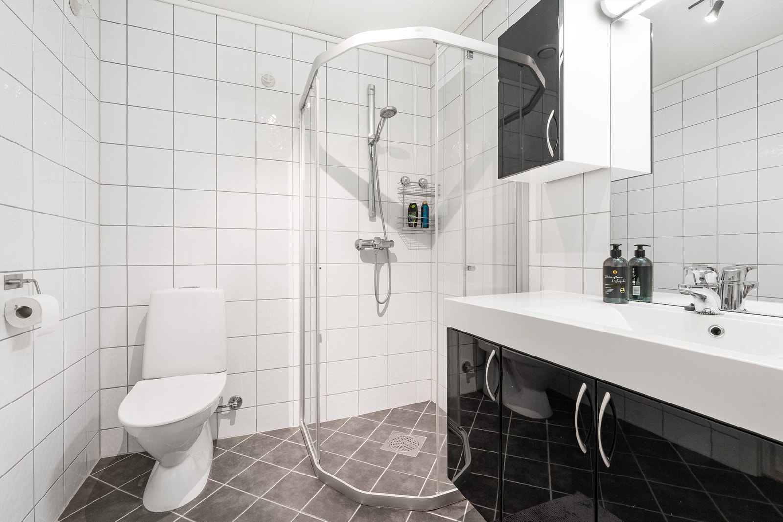 Bad med dusj og innredning. Galleribilde