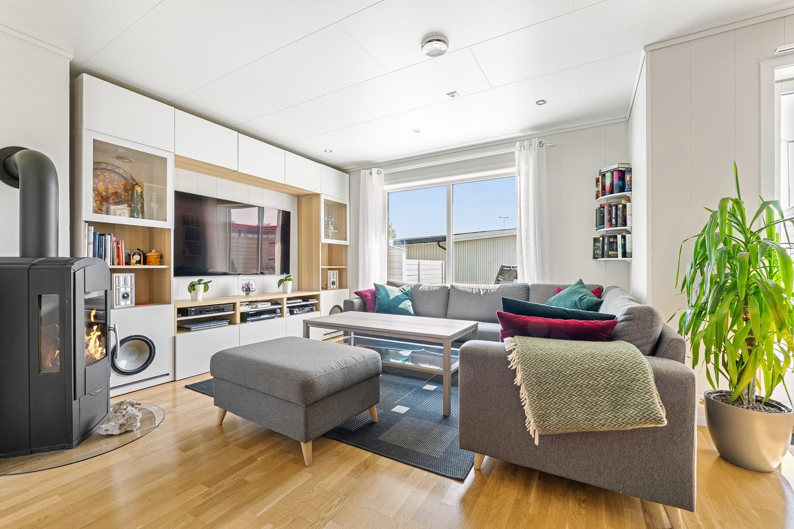 Stue med vedovn for kos på de kjølige dagene Galleribilde