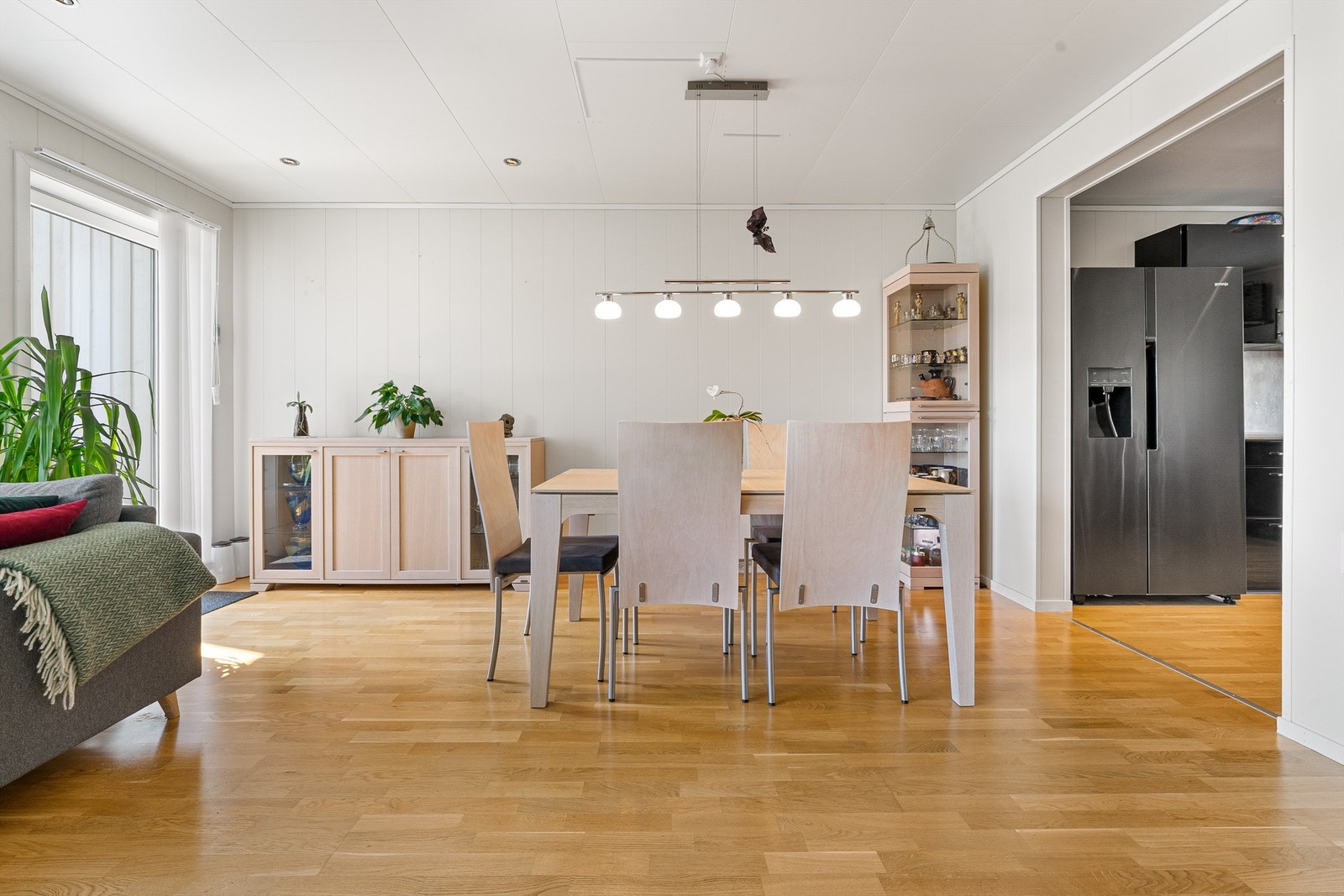 Spisestue mot kjøkken Galleribilde