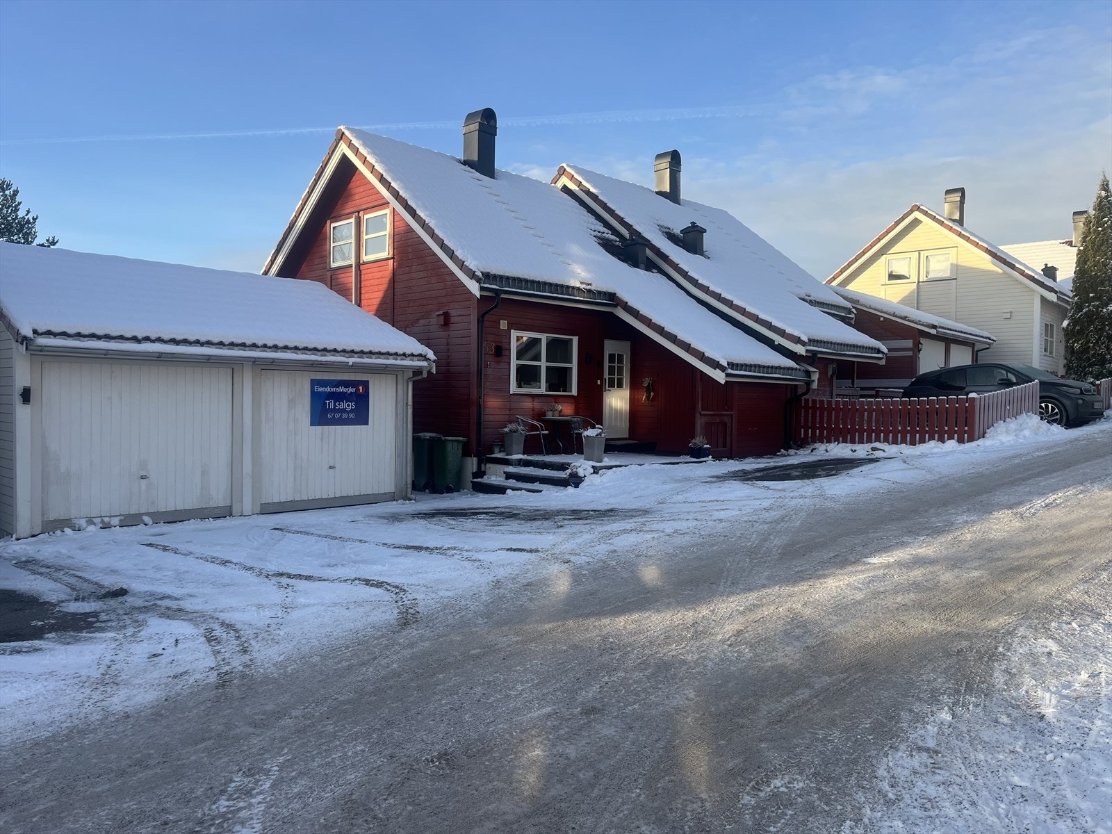 Man har romslig gårdsplass som er asfaltert. Her er det god plass til både biler og sykler. Galleribilde