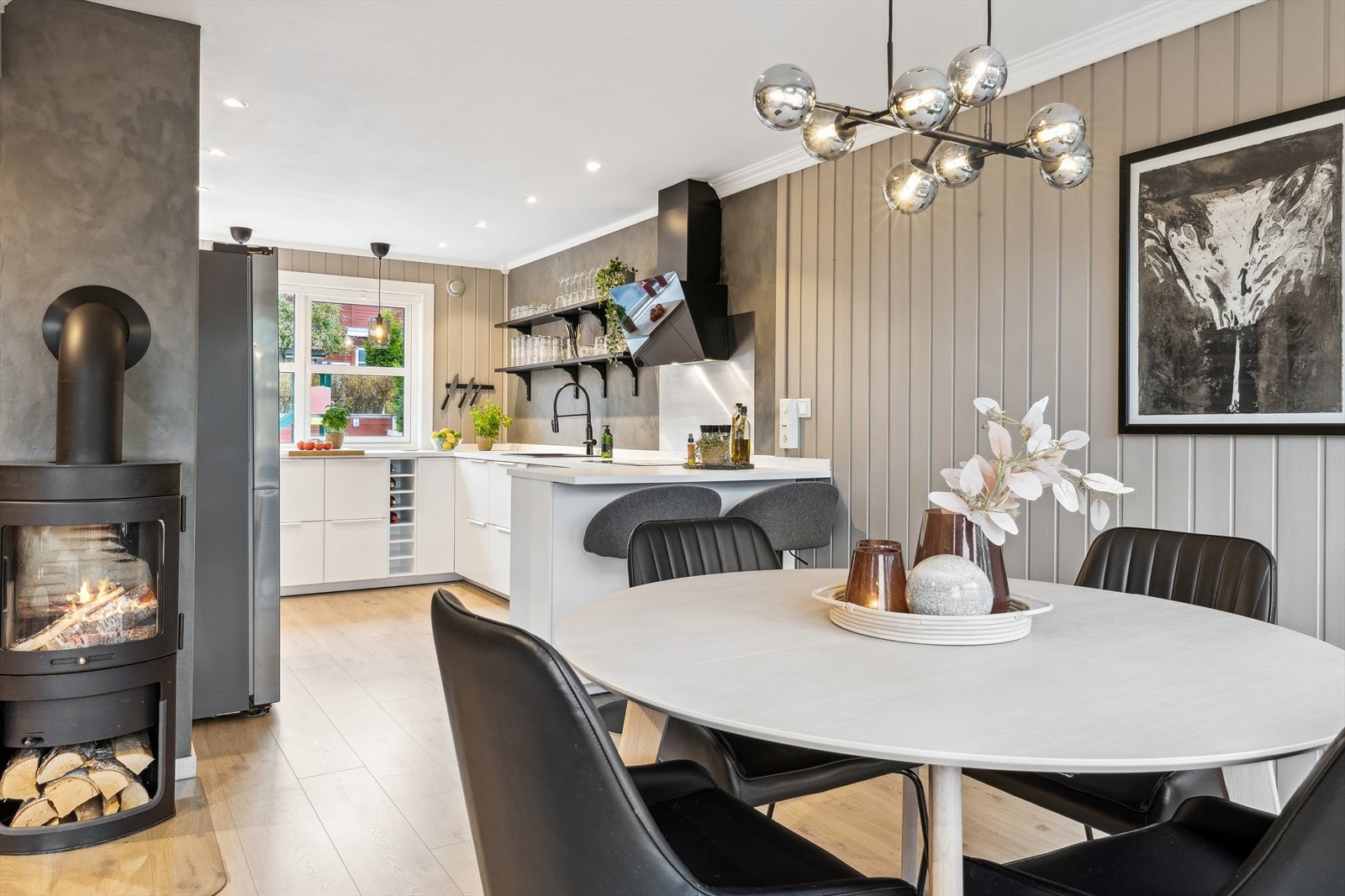 Det er god plass til både spisebord og sofagruppe i stuen. Vedovnen gir en god varme på kalde dager. Galleribilde