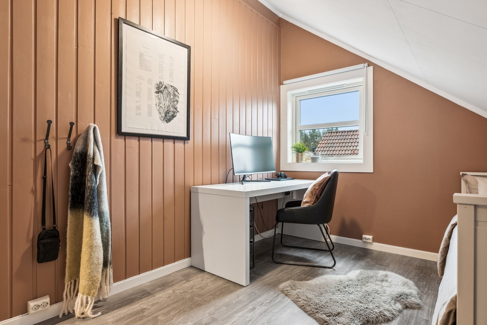 Hovedsoverommet er stort og et ypperlig soverom for den eldste i barneflokken. Her har man plass til både seng, pult samt en sofakrok. Galleribilde
