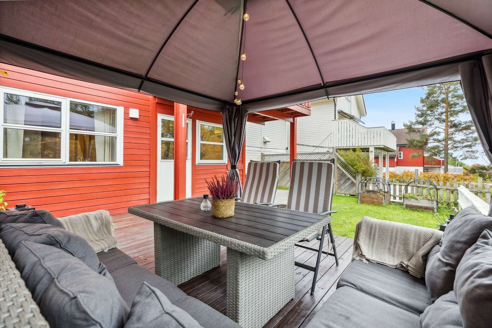 Hagen er passe stor og har plantekasser. Her har du god plass til trampoline om de små i familien ønsker seg dette. Galleribilde